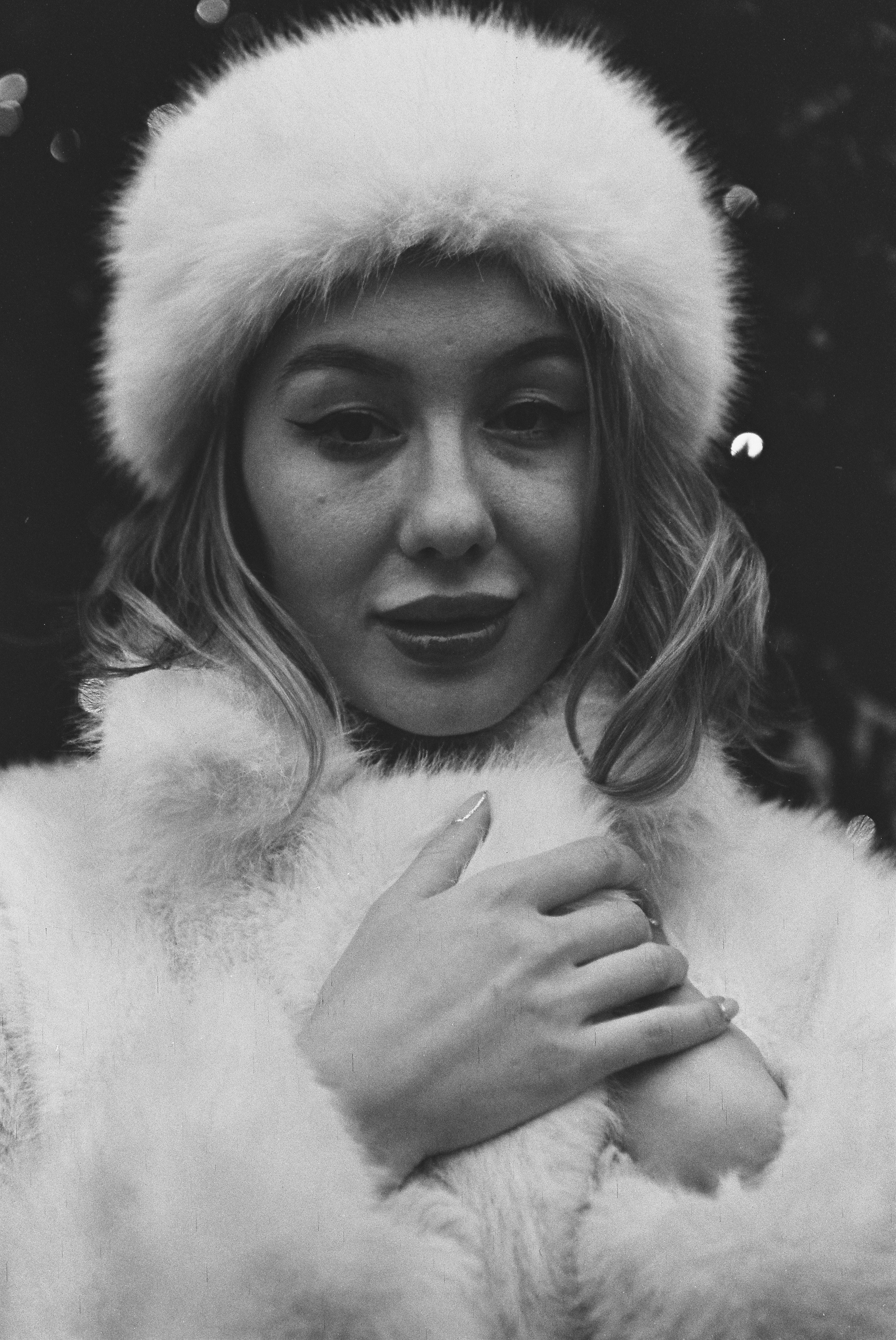 Черно-белое фото девушки на Красной площади в Новый год. Зимняя фотосессия в Москве у фотографа