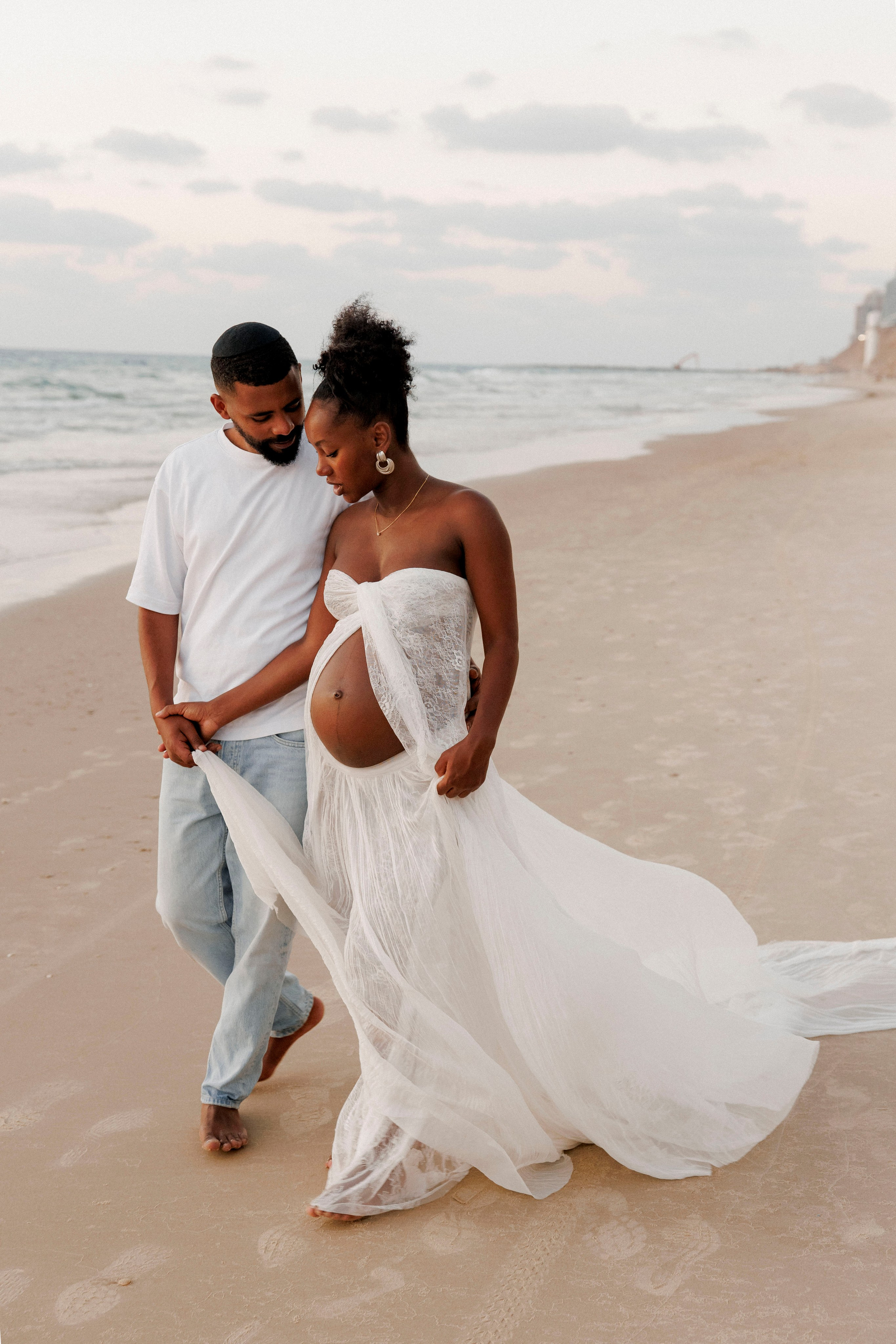 Pregnancy photoshoot near the sea. Главная