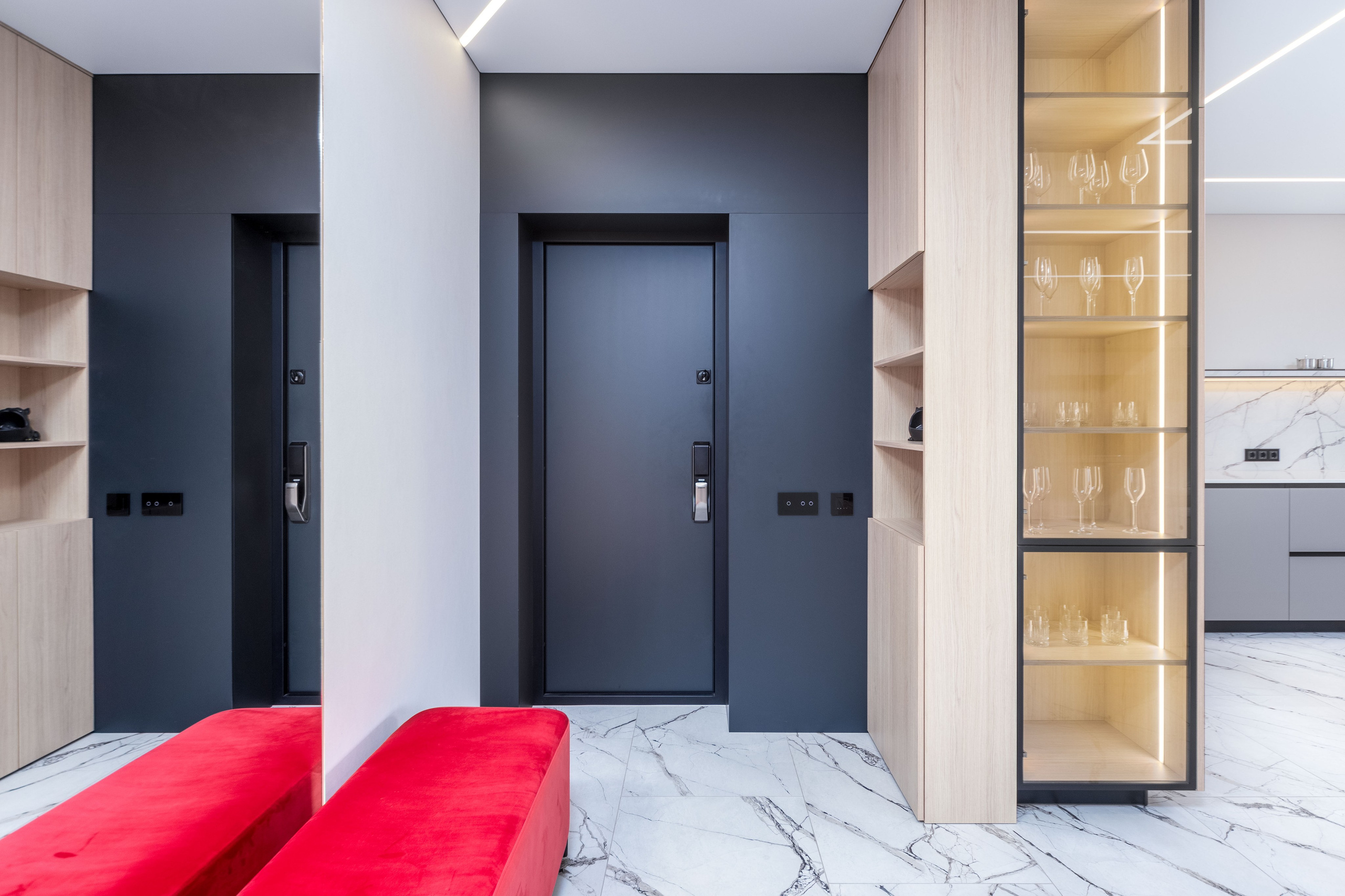 Фото интерьера прихожей со шкафом для посуды в трехкомнатной квартире в Минске