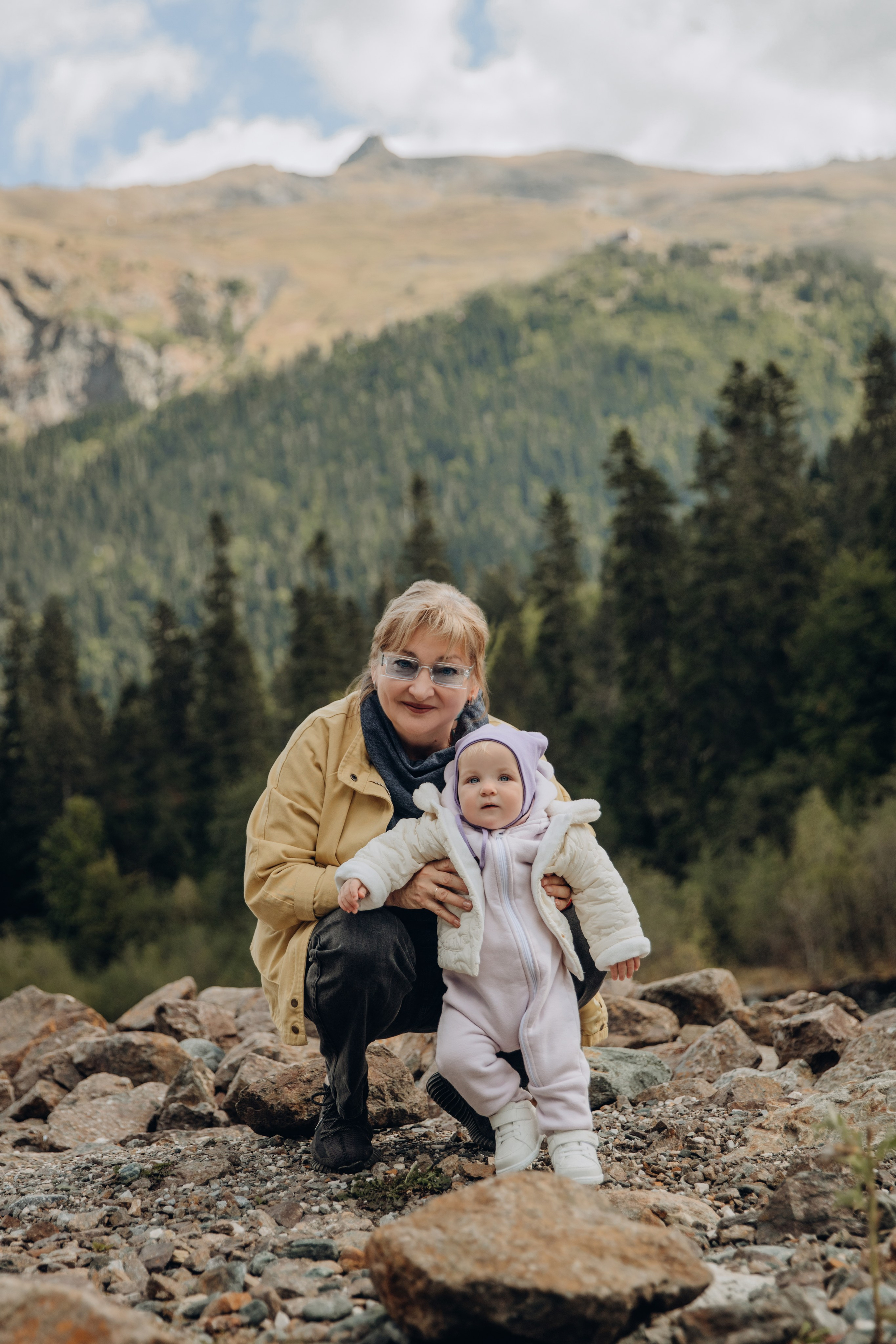 Юля с семьей, Домбай. Портфолио