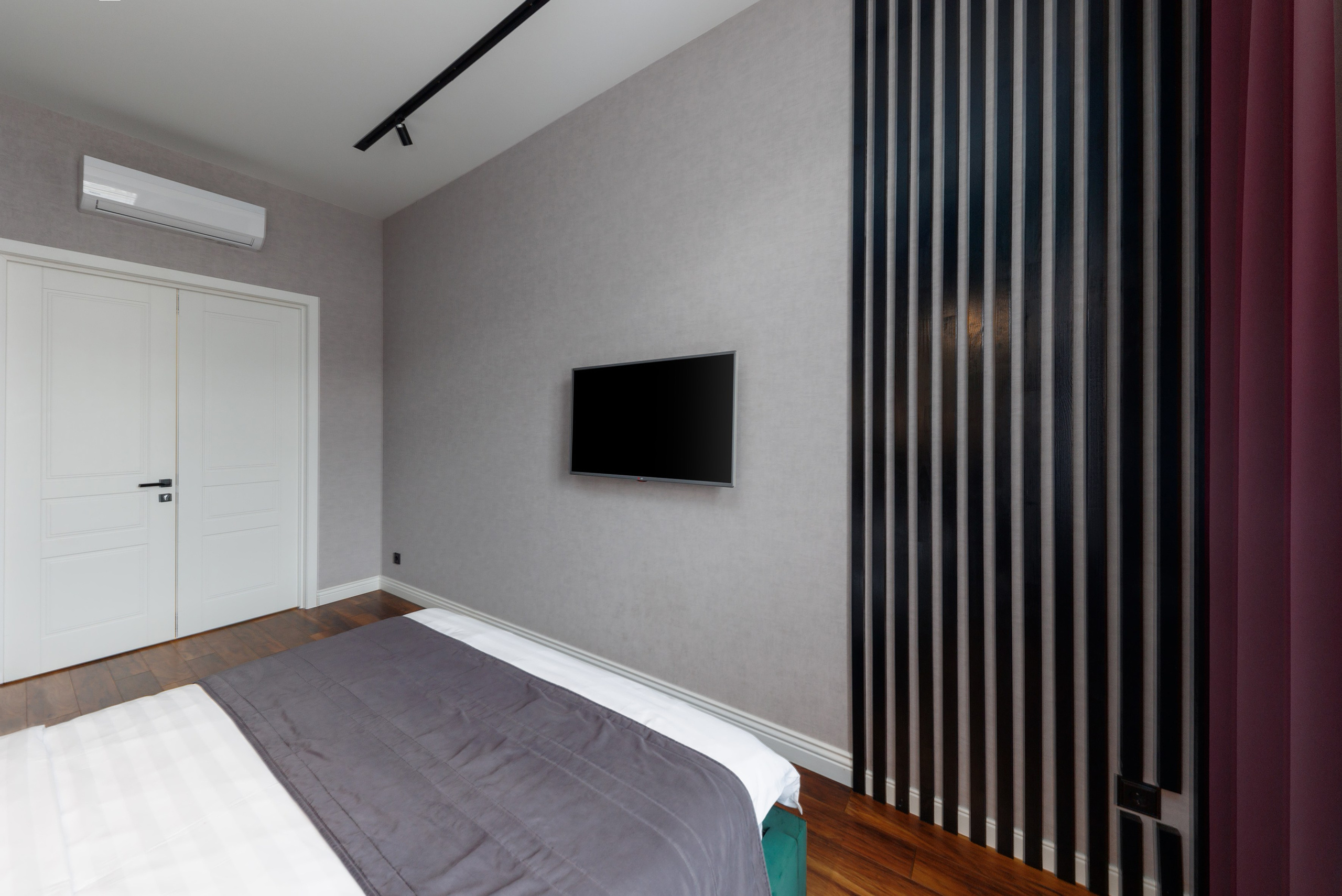 Телевизор на стене