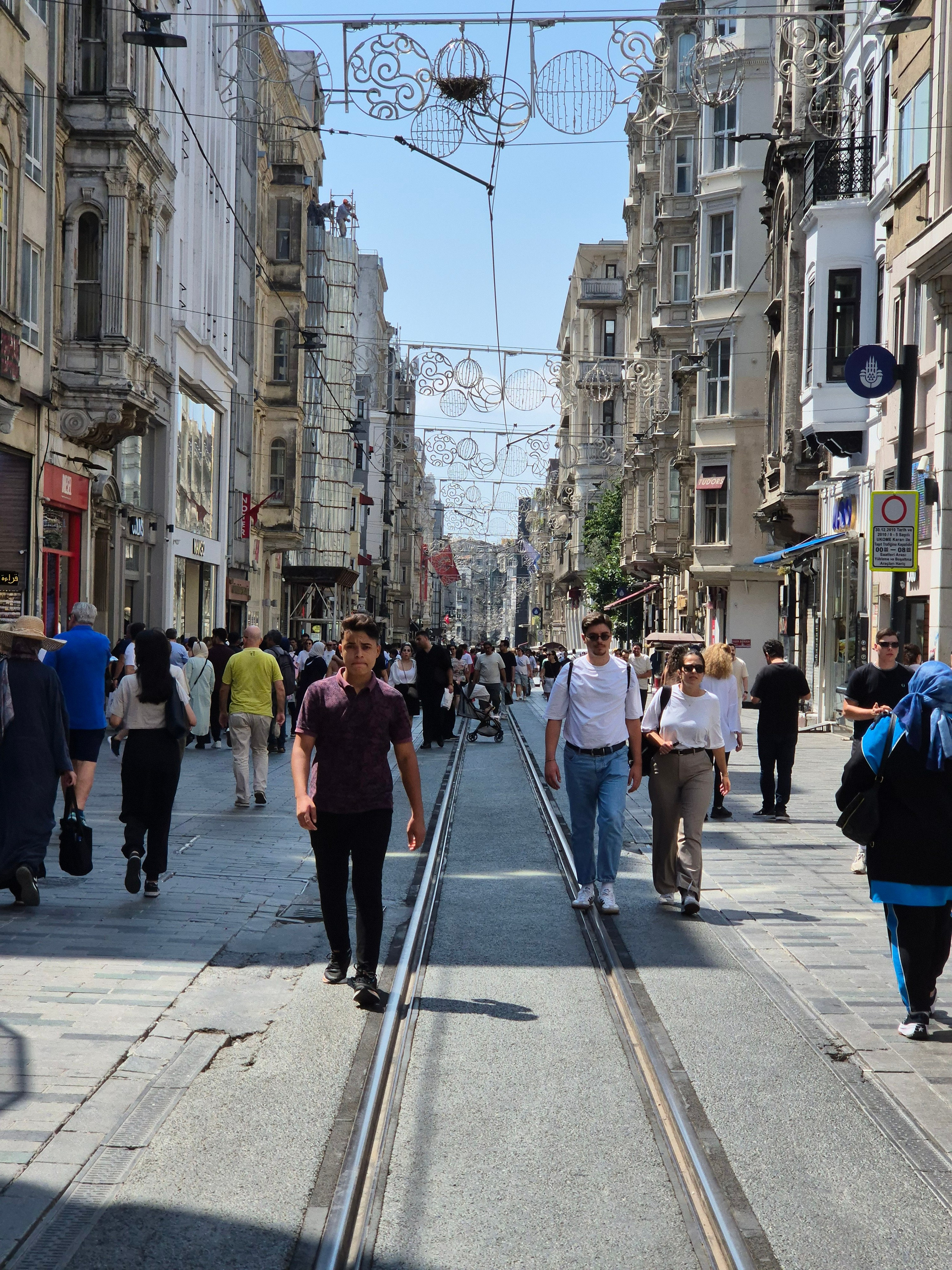 На Истикляле уже полно туристов