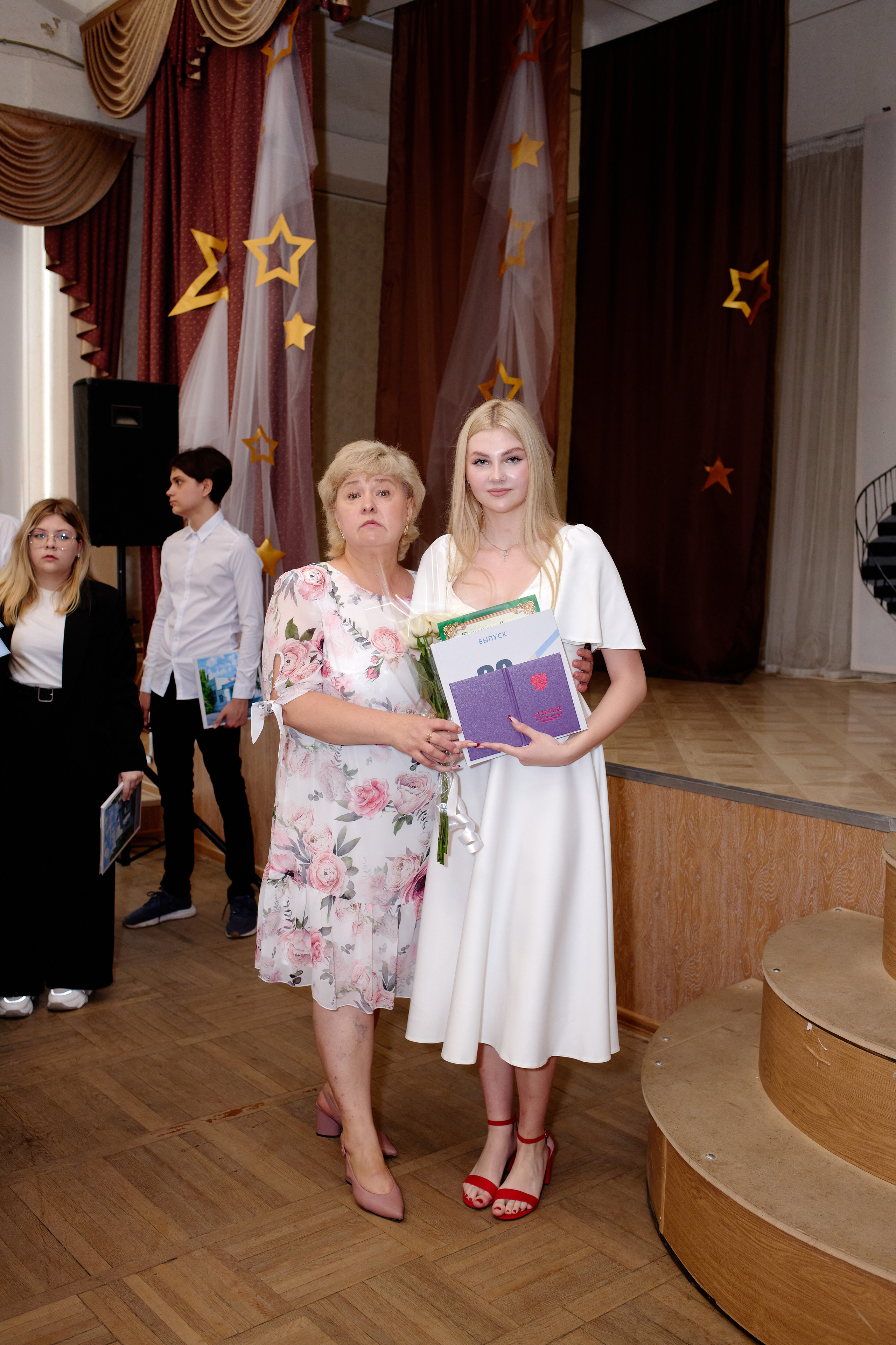 Вручение аттестатов Таганрог. Фотограф Выпускные альбомы Таганрог Сергей Коробченко