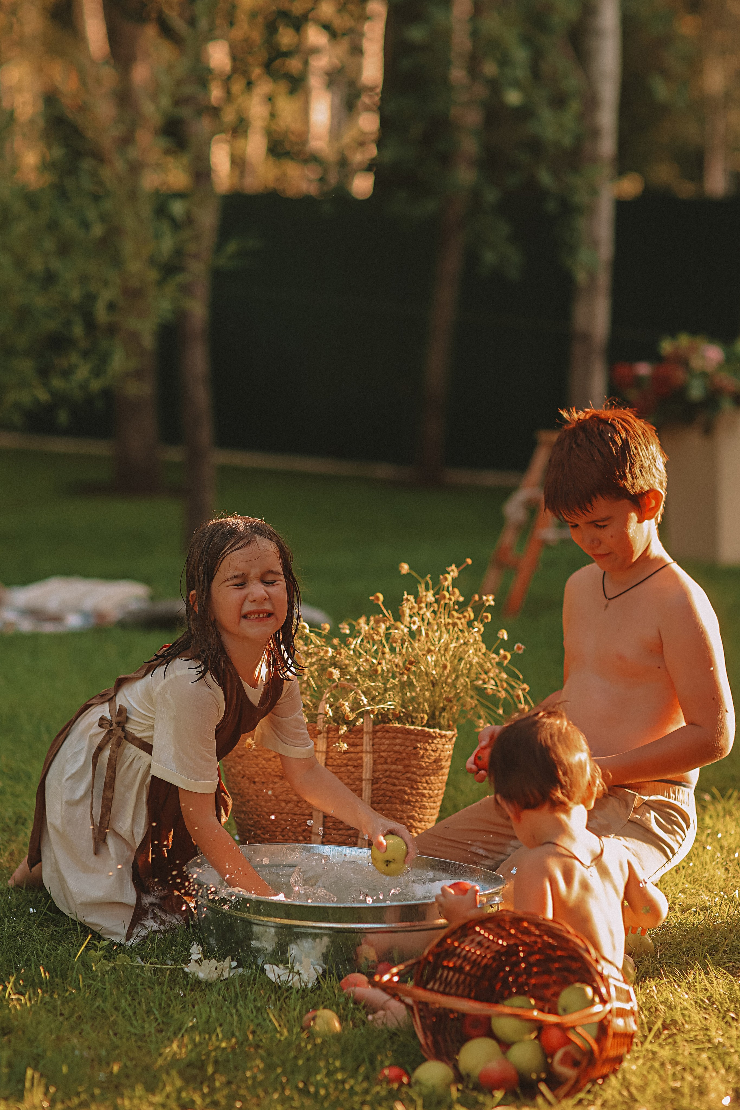 Стирка у дома. Семейный фотограф Тюмень, фотограф на роды Салмина Мария