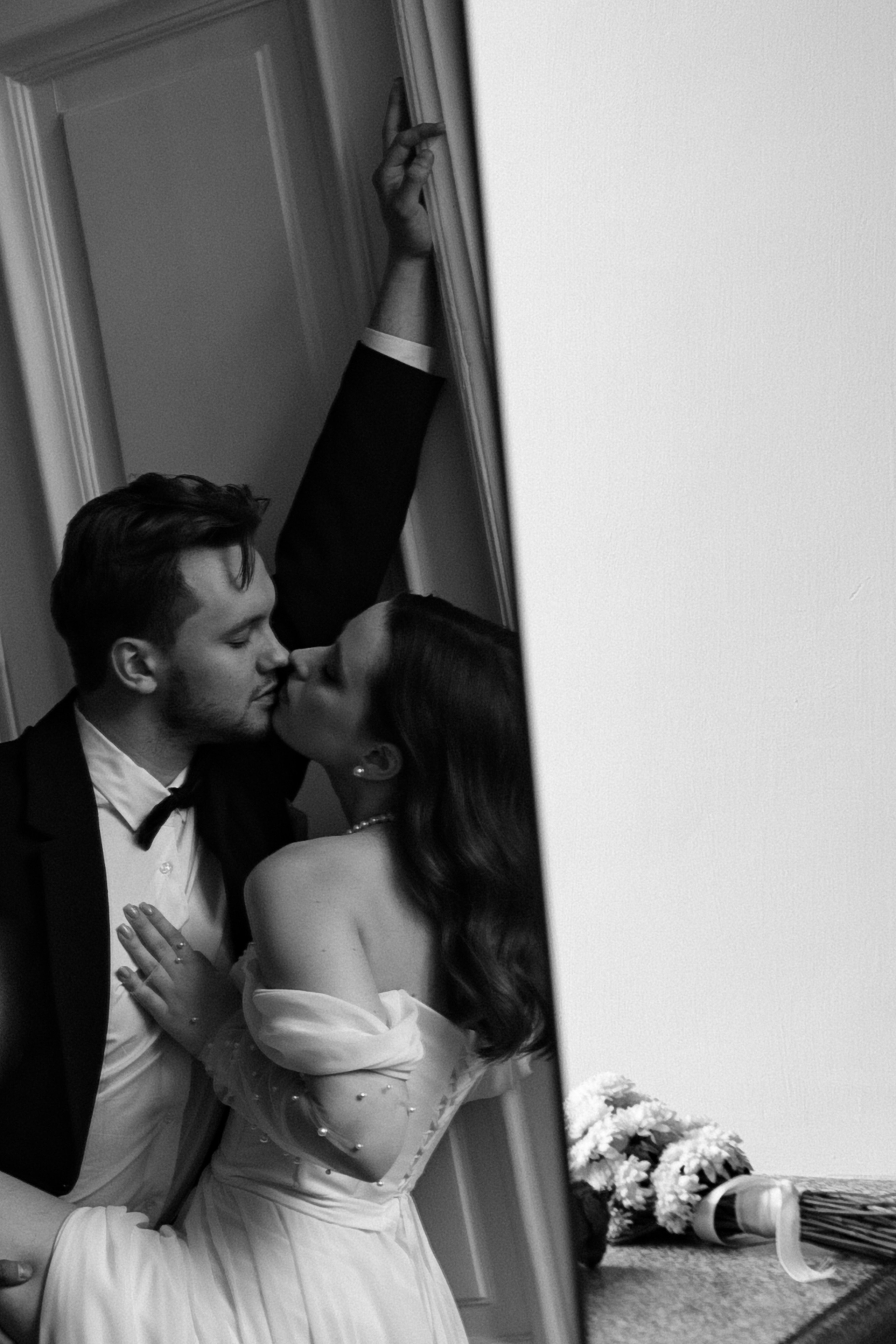 Свадебная фотосессия в квартире-студии. Свадебный фотограф в Москве Мария Крош