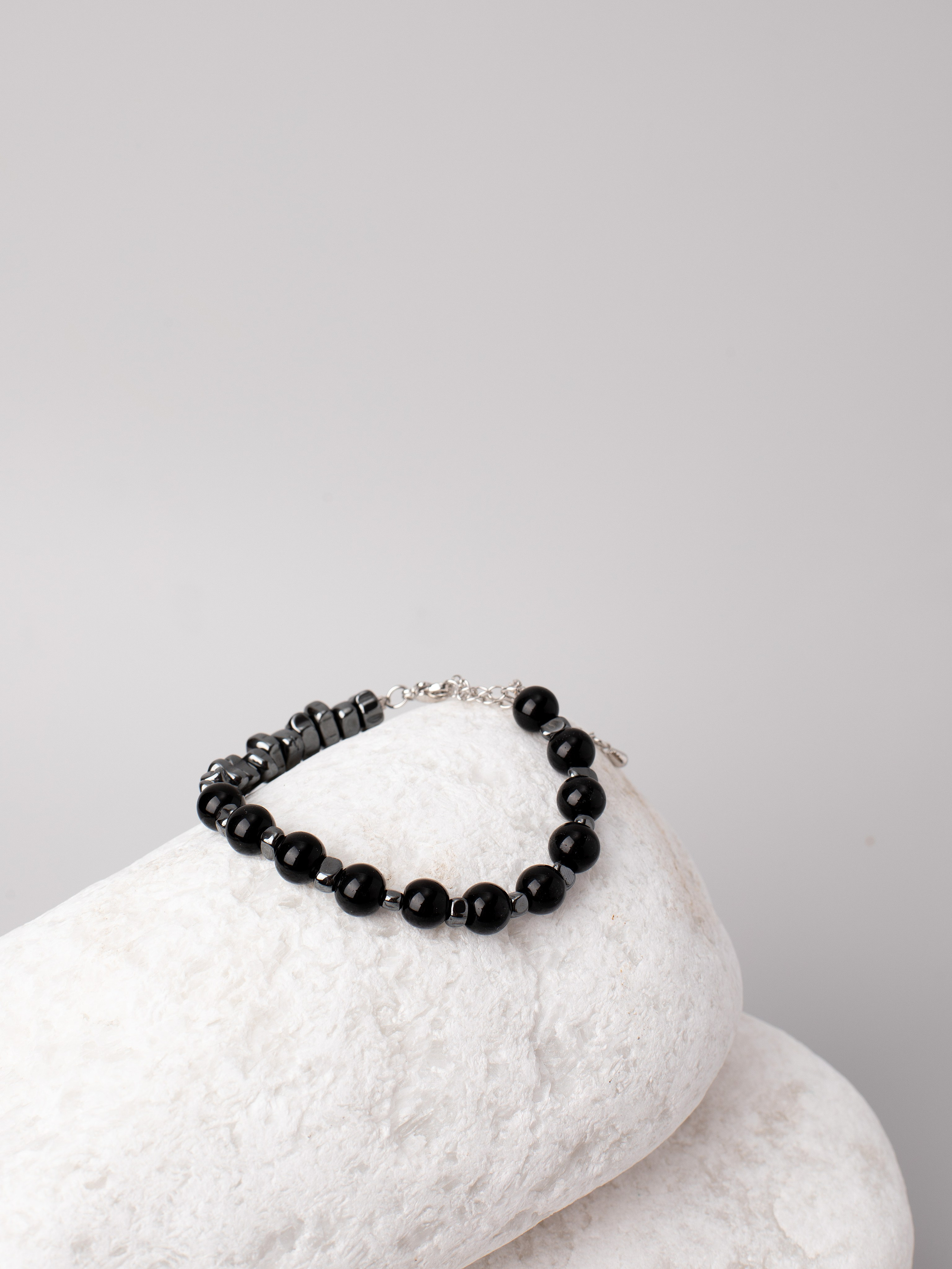 Браслеты ручной работы. Фотостудия предметной и модельной съёмки для маркетплейсов