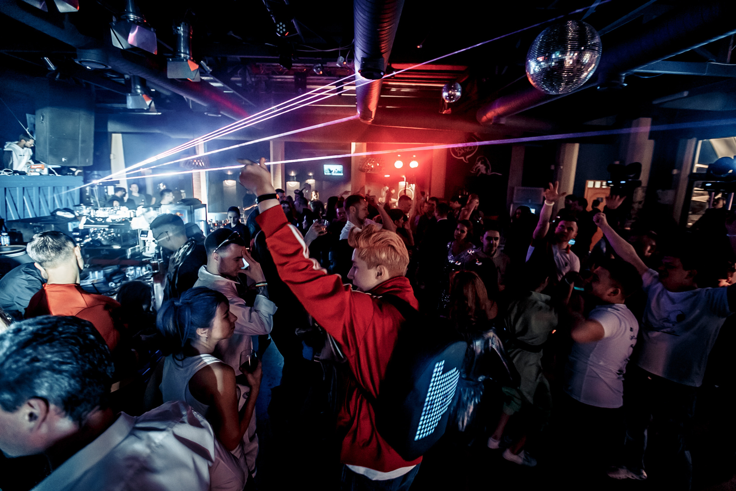 Космическая вечеринка RED BULL. Репортажный фотограф в Сочи Дмитрий Ветринский