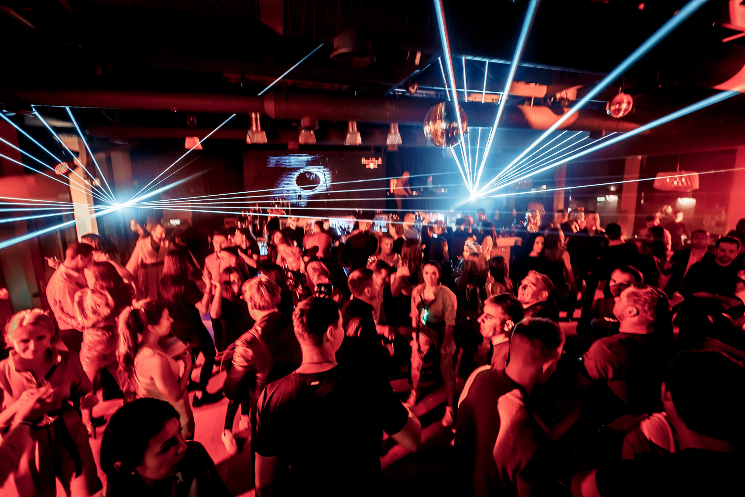 Космическая вечеринка RED BULL. Репортажный фотограф в Сочи Дмитрий Ветринский