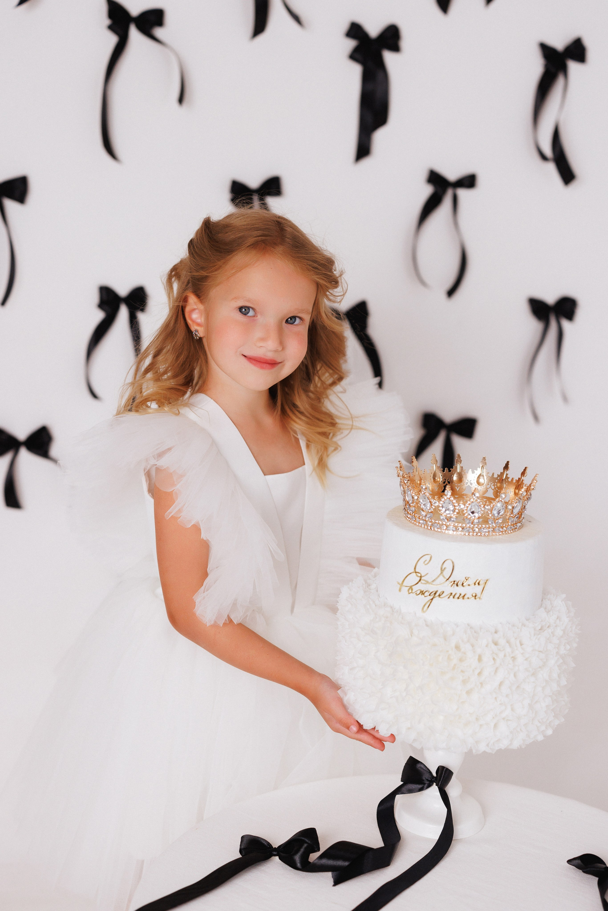 Детская фотосессия к Дню рождения для девочек, фотостудия «Антураж». Семейный и детский фотограф в Краснодаре Анна Трашкова