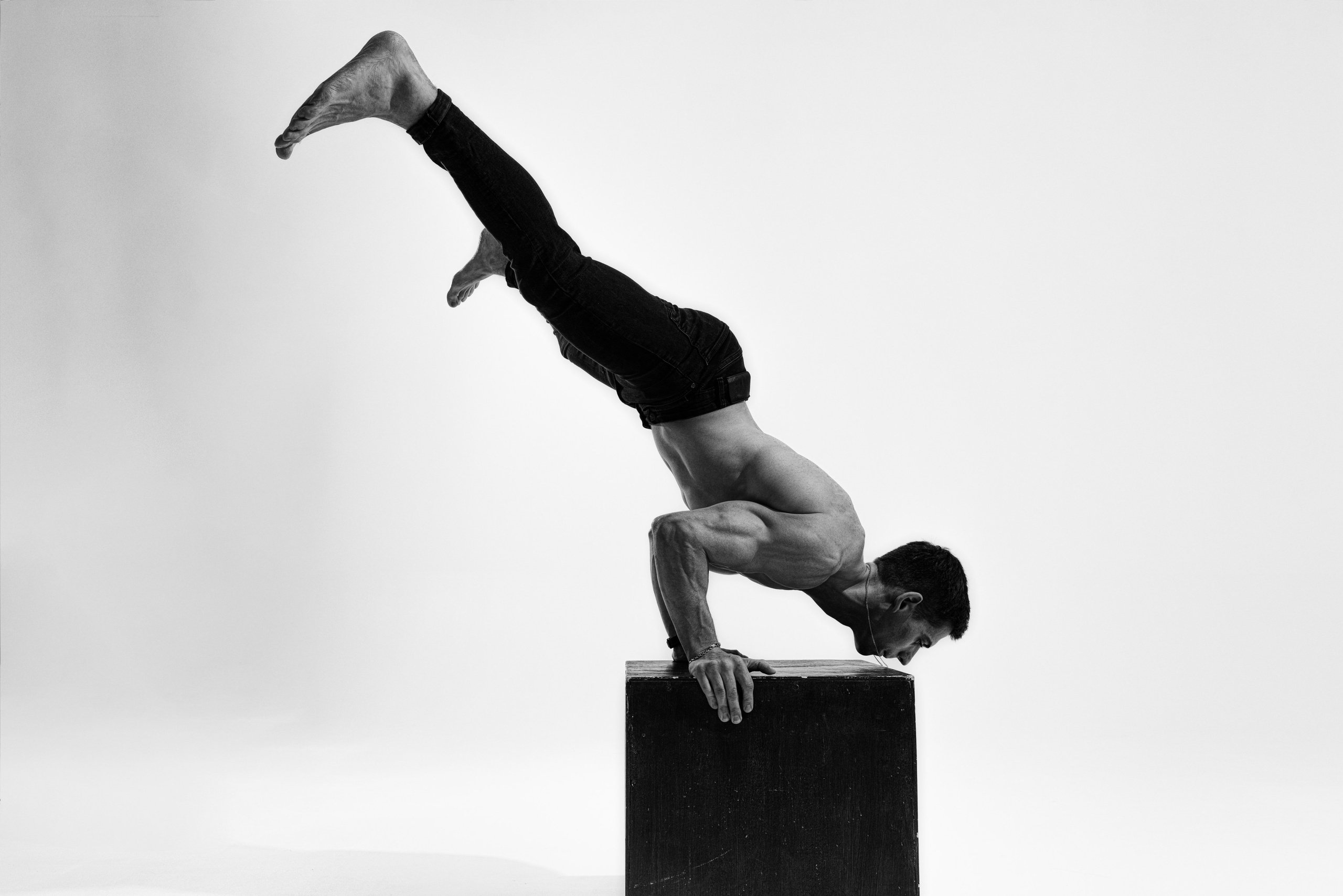 Съемка с Владом на циклораме с импульсным светом для себя и контента. Дмитрий Шульгин, портретный фотограф в Воронеже