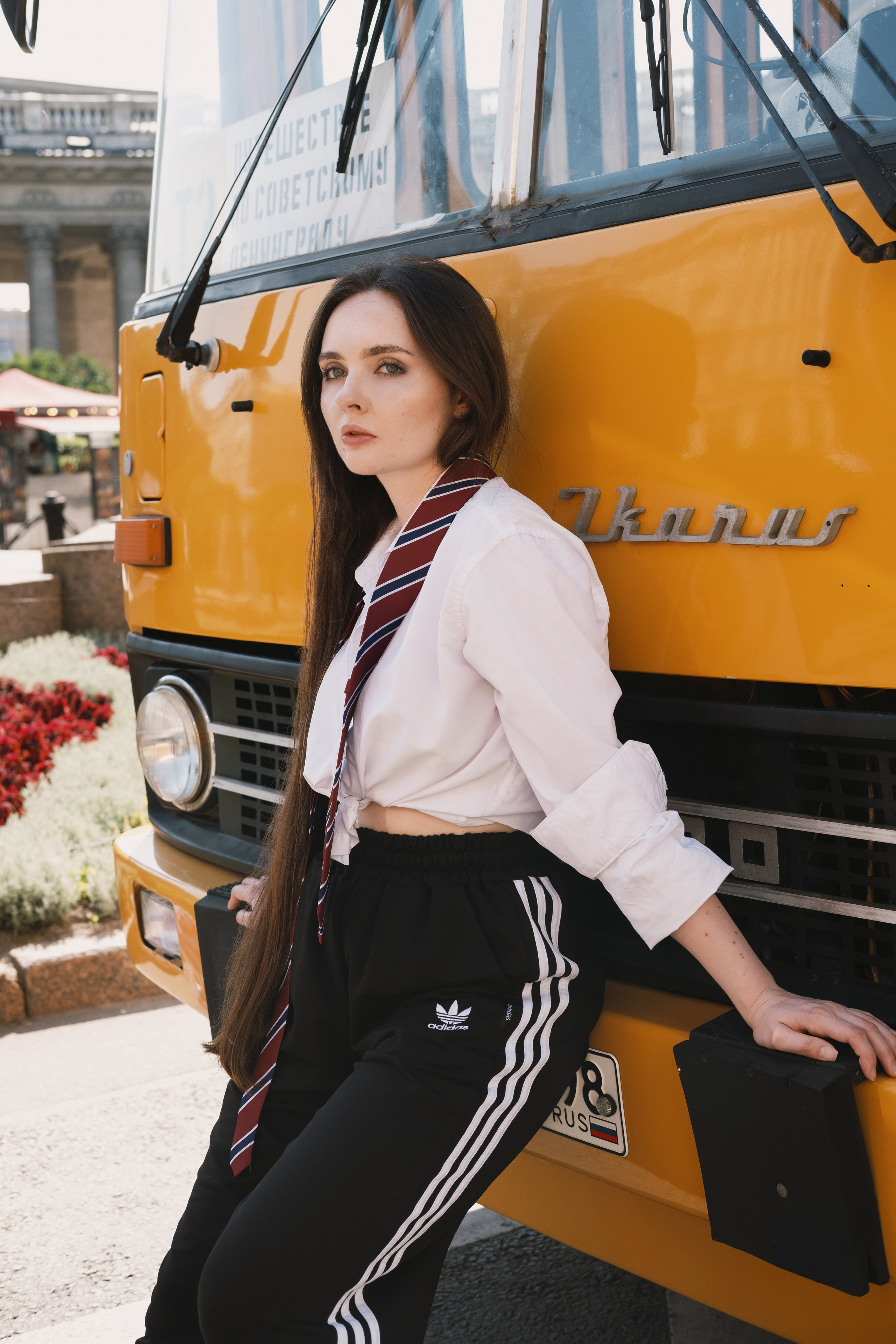 Девушка у ярко-жёлтого «Икаруса»