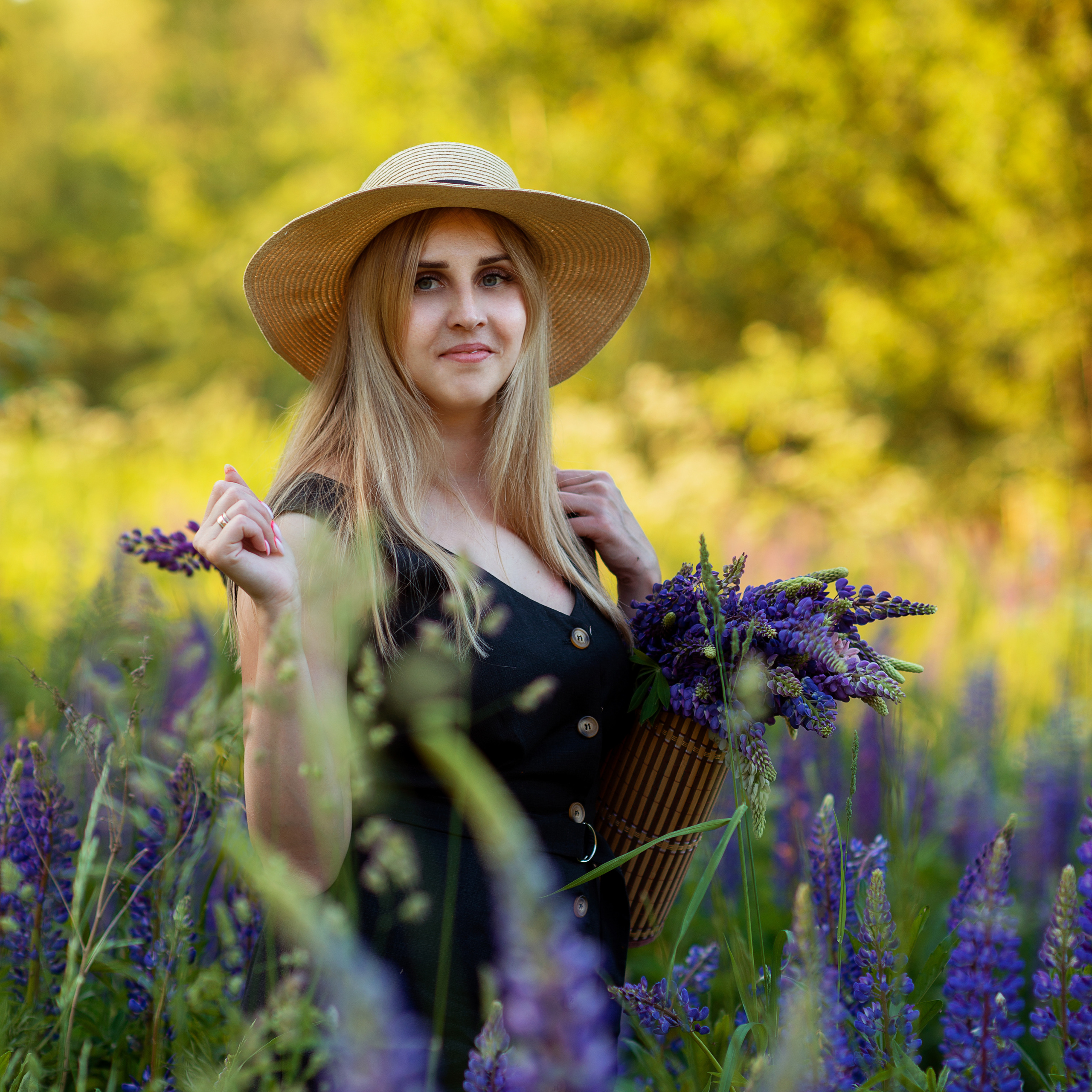 Ксения и люпины. Фотограф Альбина Вакунова