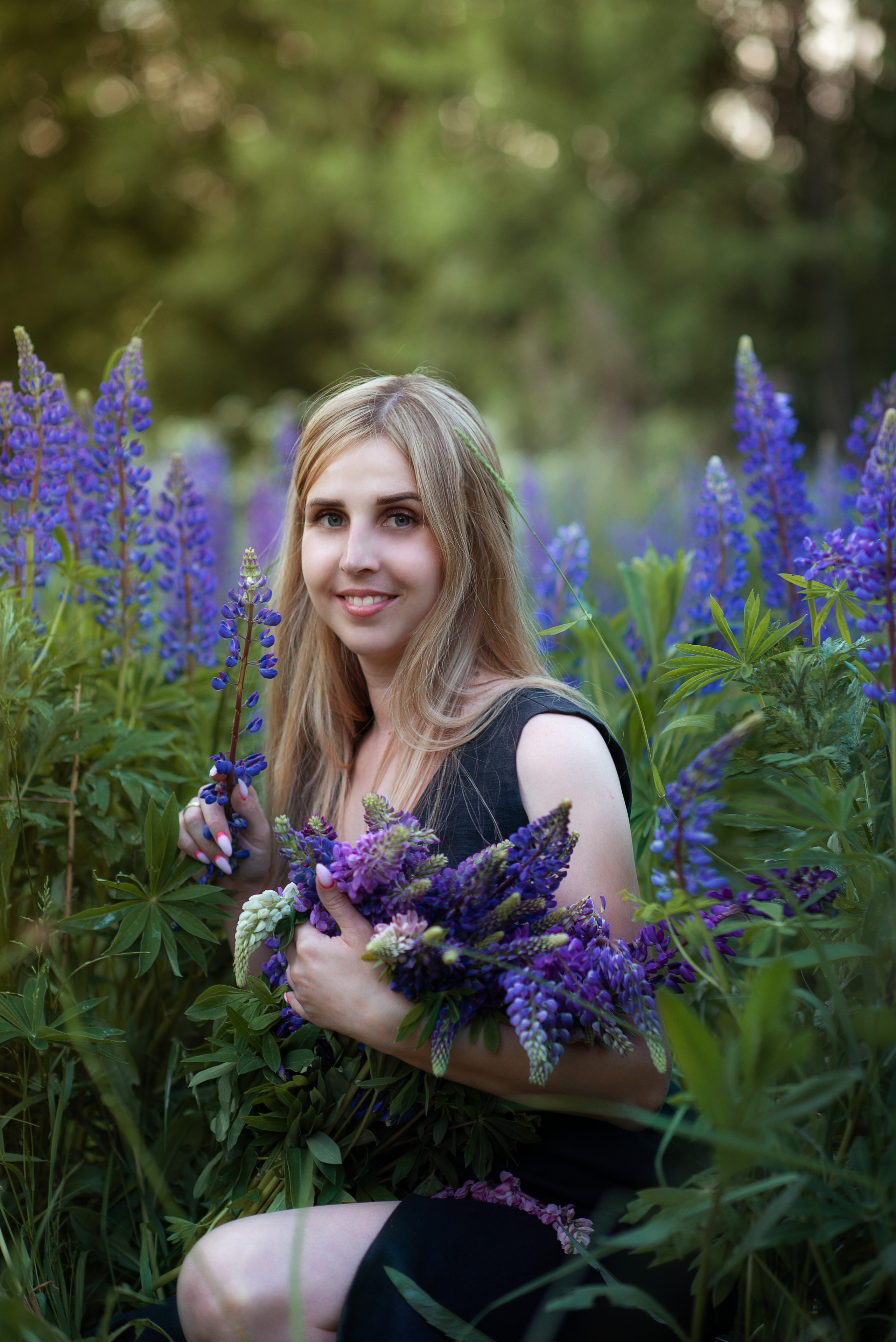 Ксения и люпины. Фотограф Альбина Вакунова