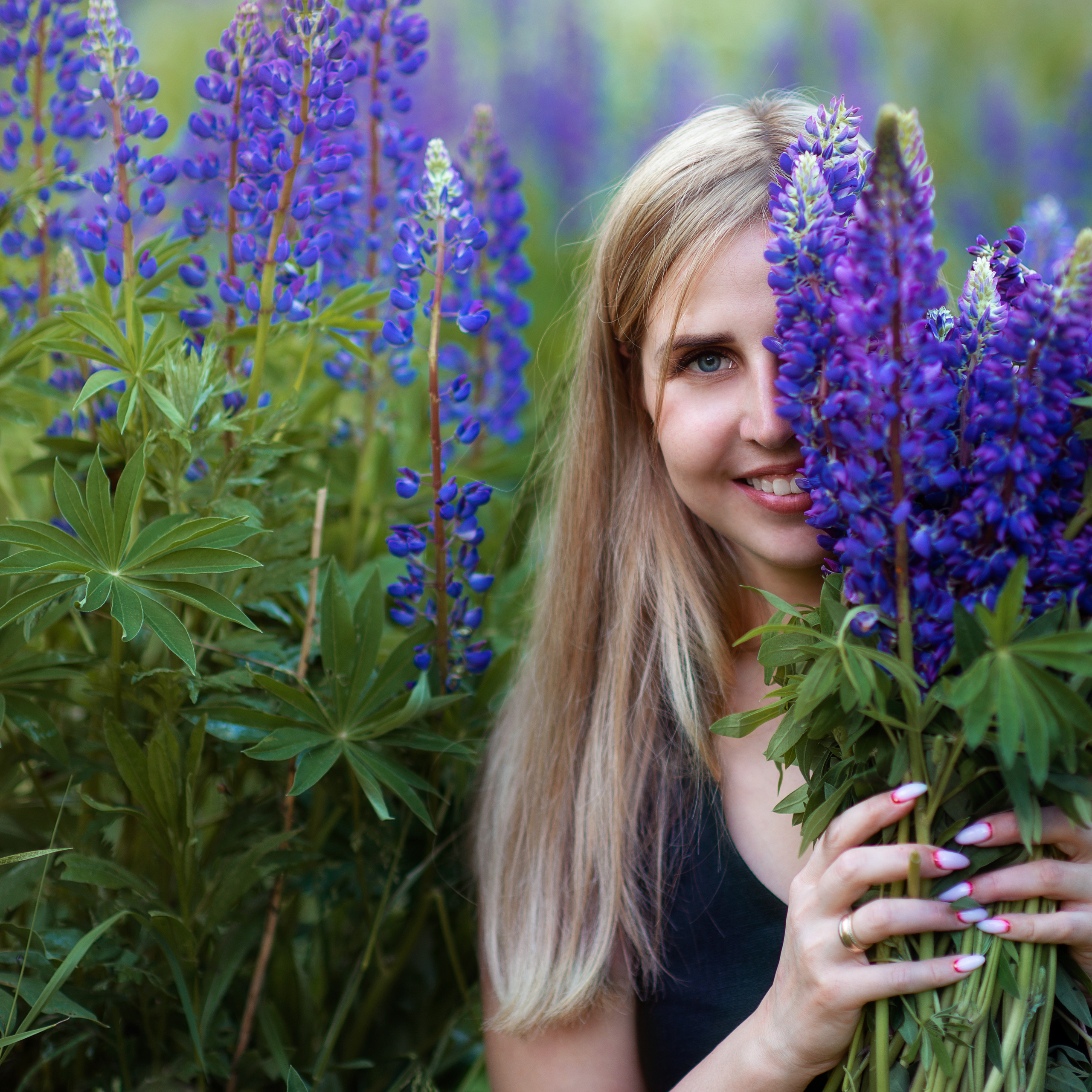Ксения и люпины. Фотограф Альбина Вакунова