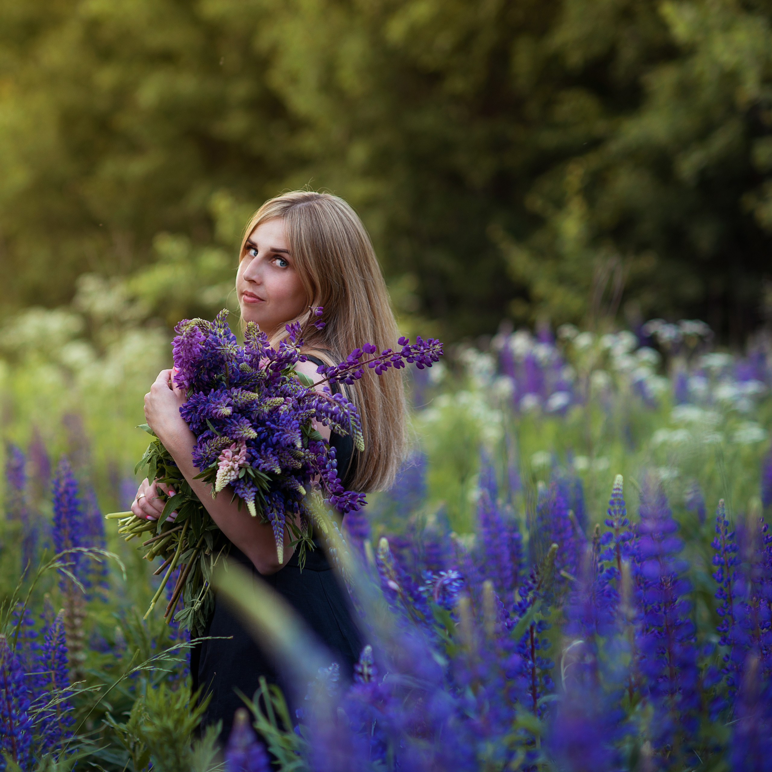 Ксения и люпины. Фотограф Альбина Вакунова