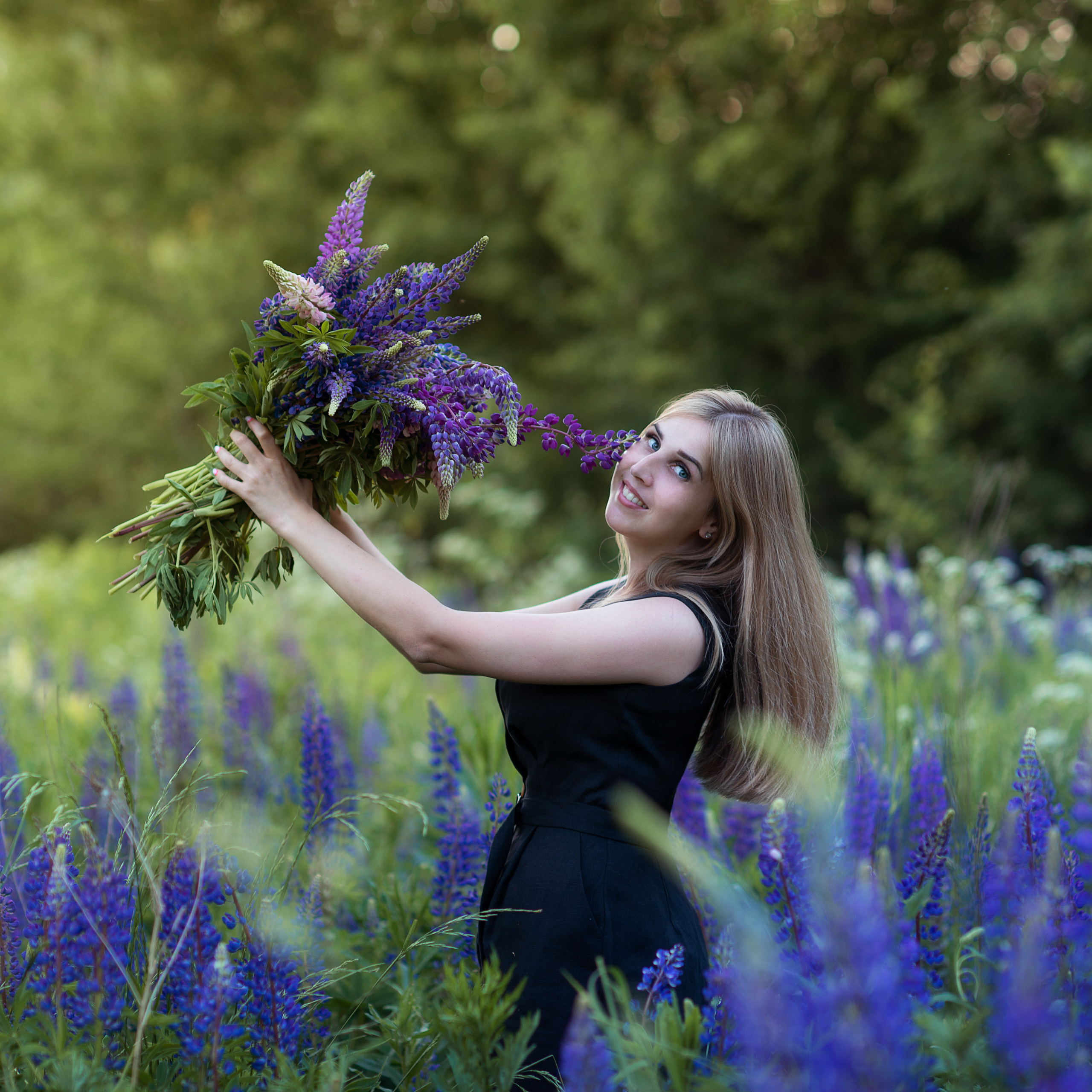 Ксения и люпины. Фотограф Альбина Вакунова