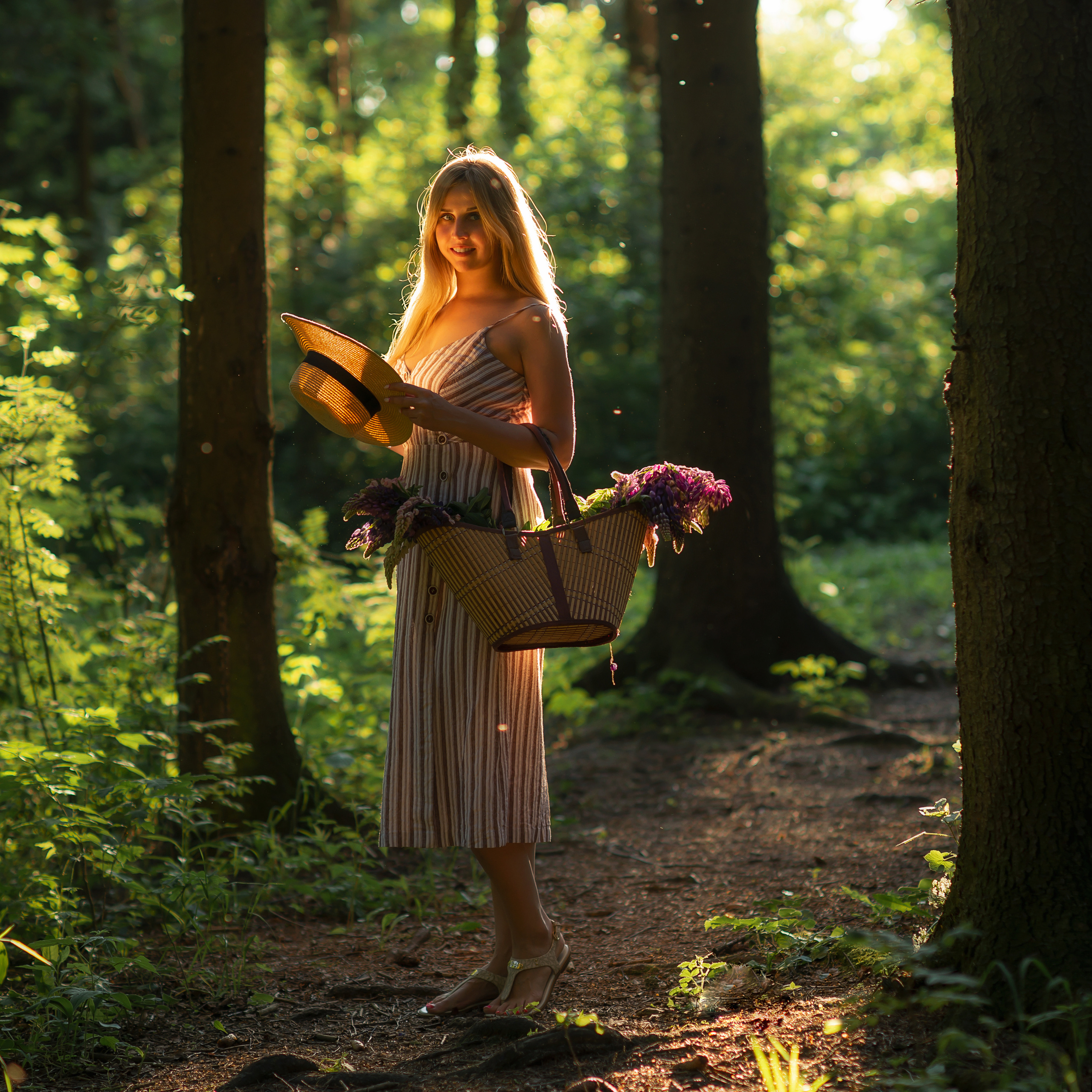 Ксения и люпины. Фотограф Альбина Вакунова