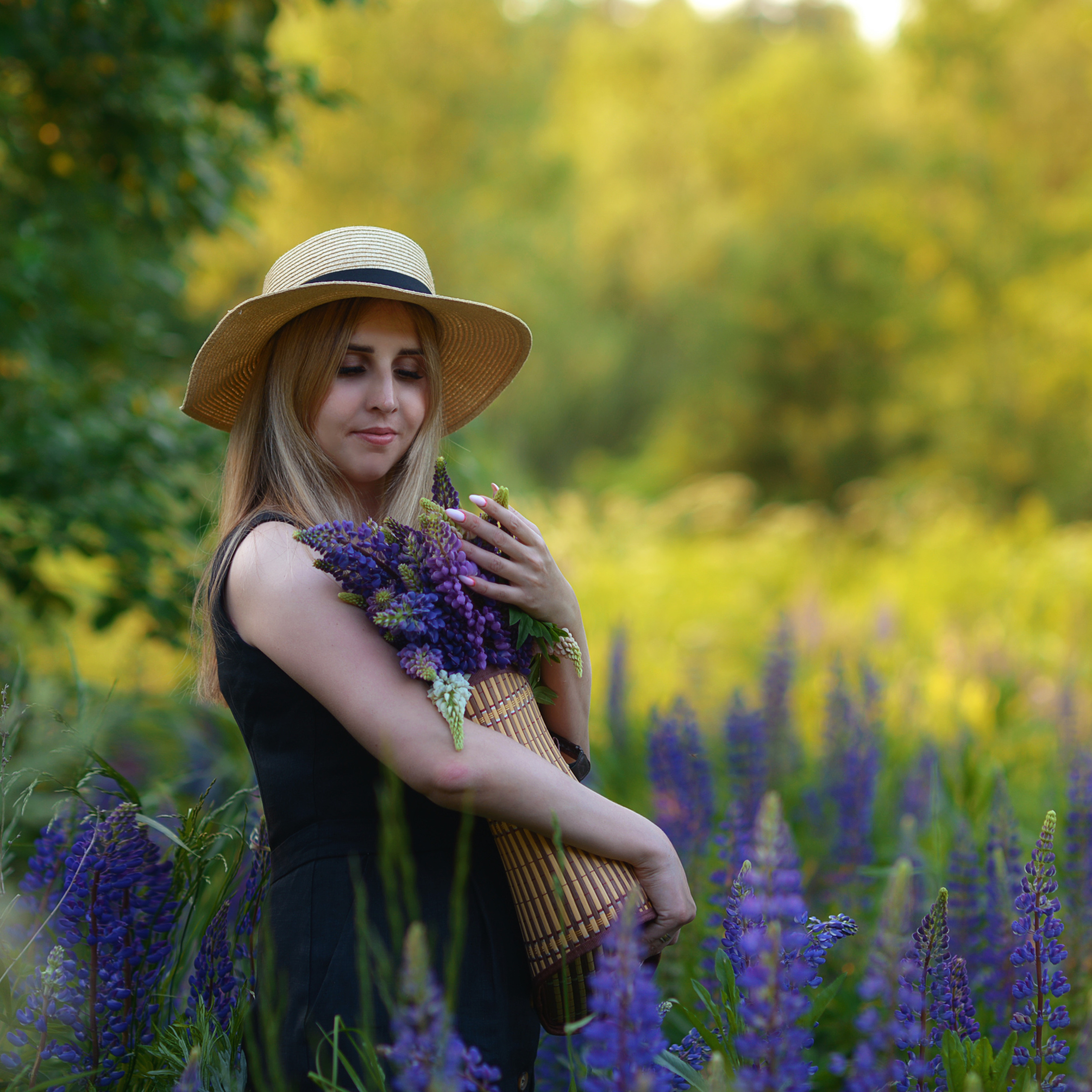 Ксения и люпины. Фотограф Альбина Вакунова