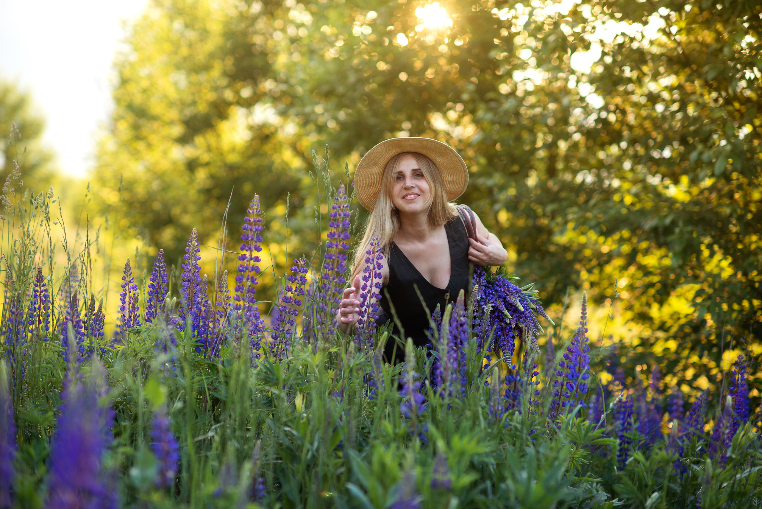 Ксения и люпины. Фотограф Альбина Вакунова