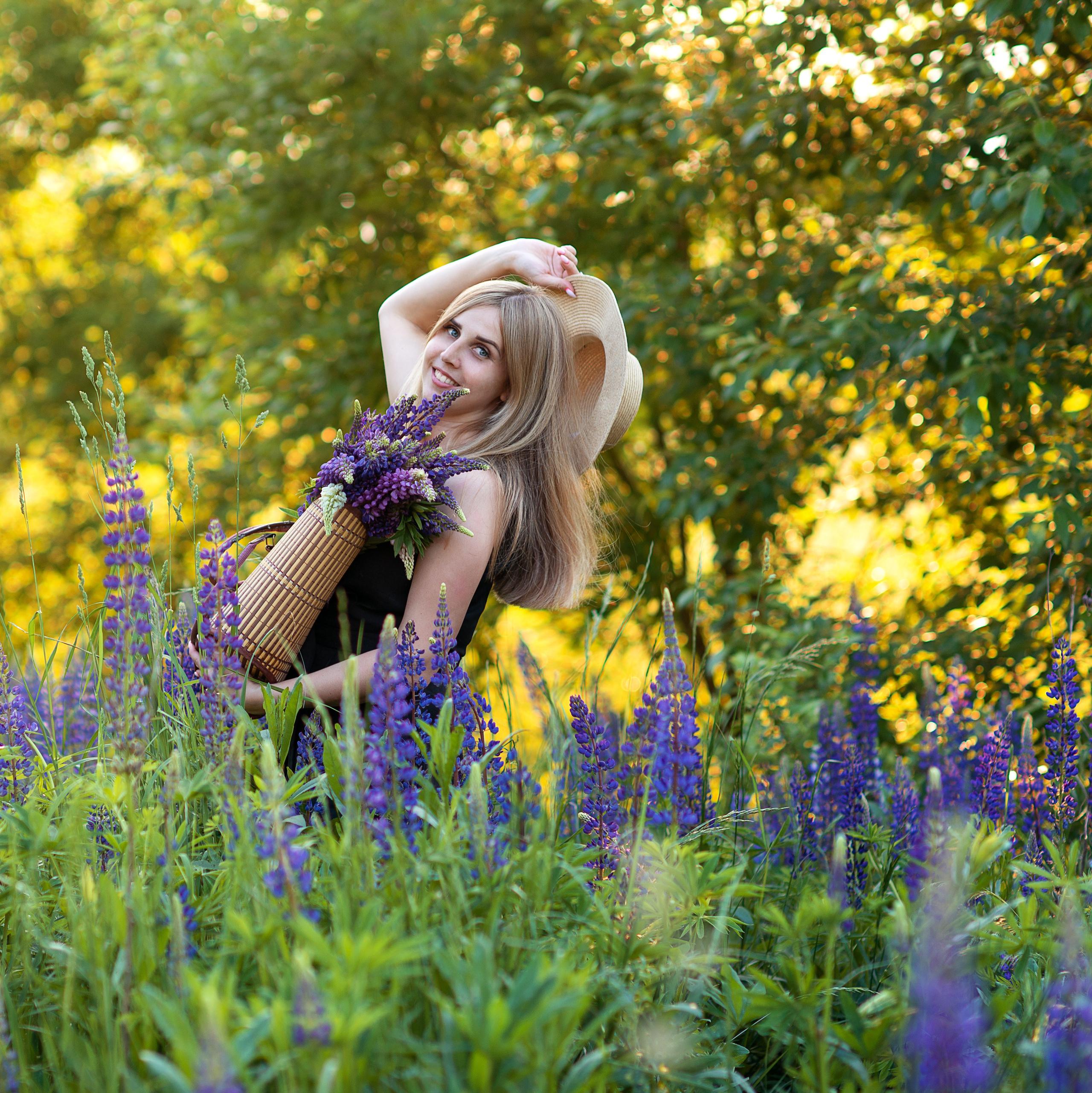 Ксения и люпины. Фотограф Альбина Вакунова