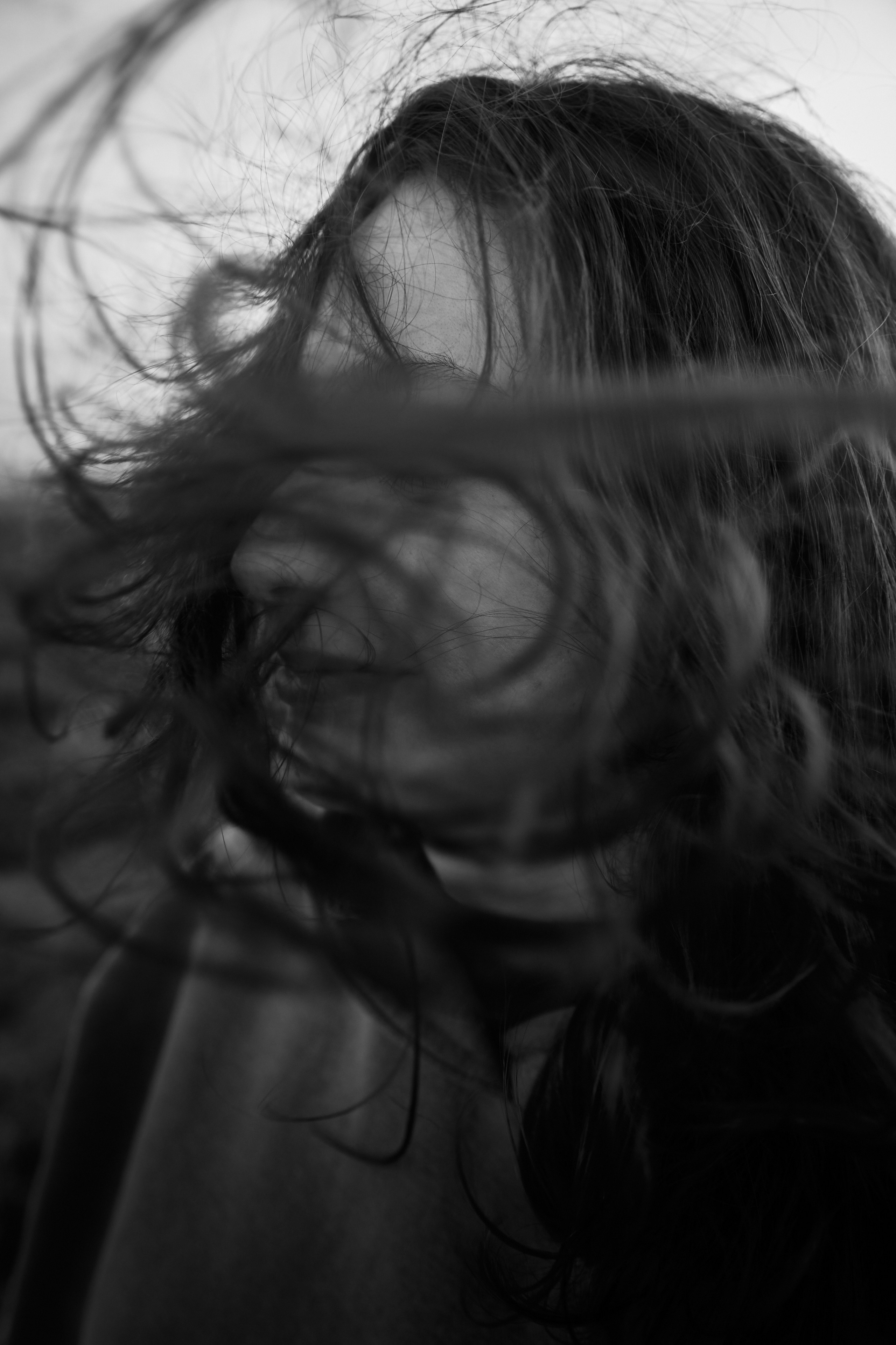 Черно-белый портрет девушки, ветер играет с волосами, фотосессия в Анапе