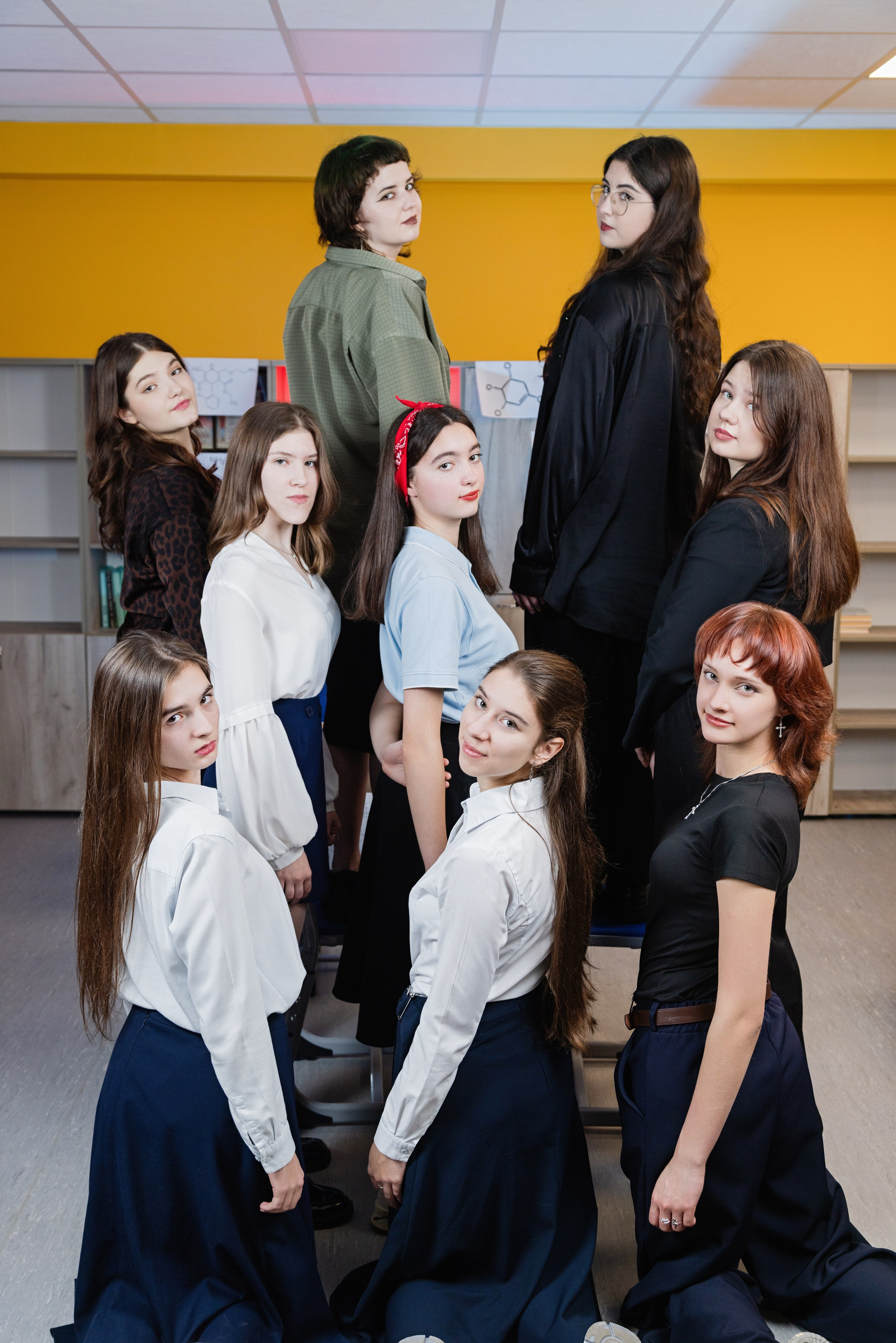 Галерея фотографий для старшей школы. Выпускные фотоальбомы на заказ в Москве. Ксения Фоломкина