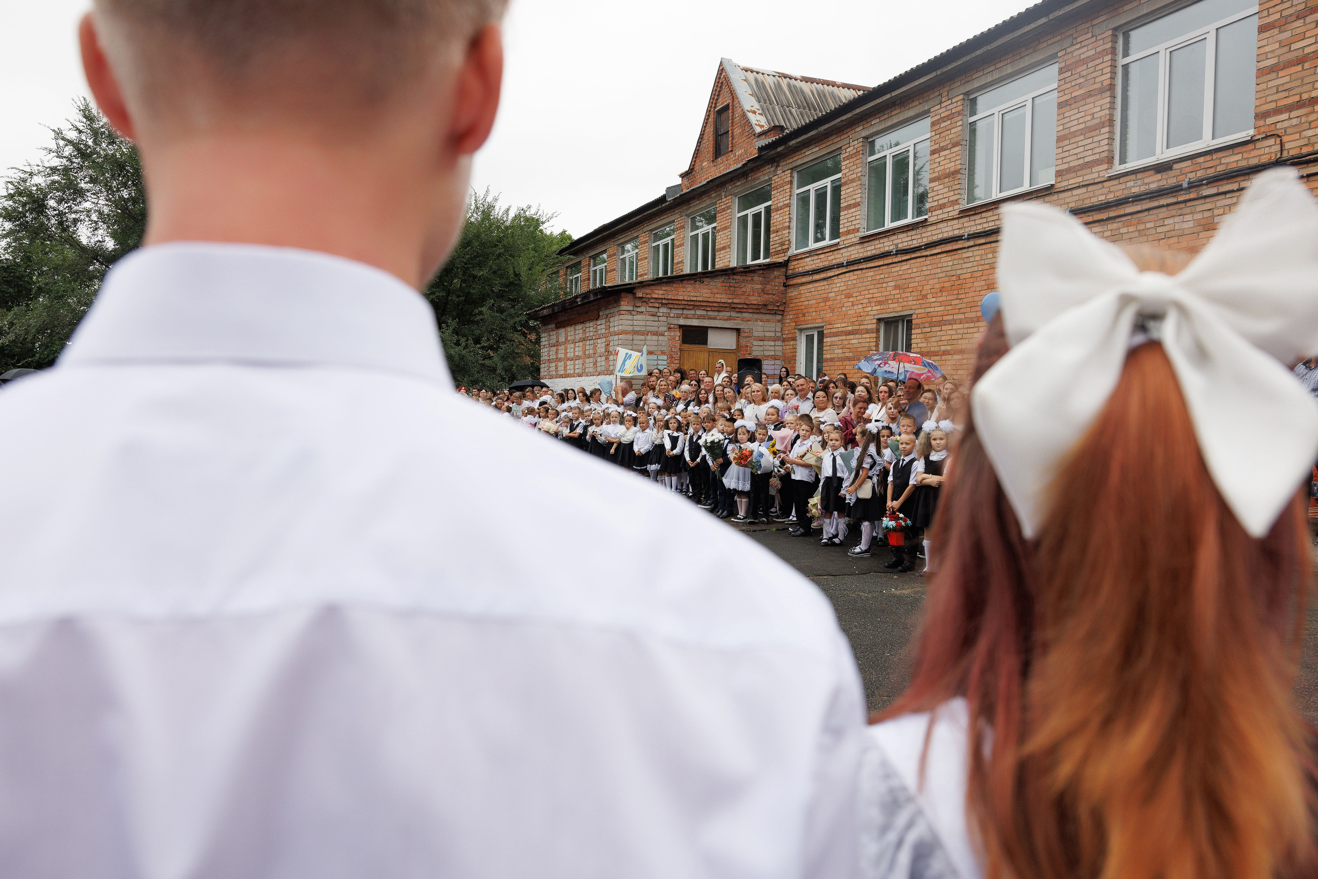 Линейка 11 клас Гимназия Артём. Photoalbum-vl.ru