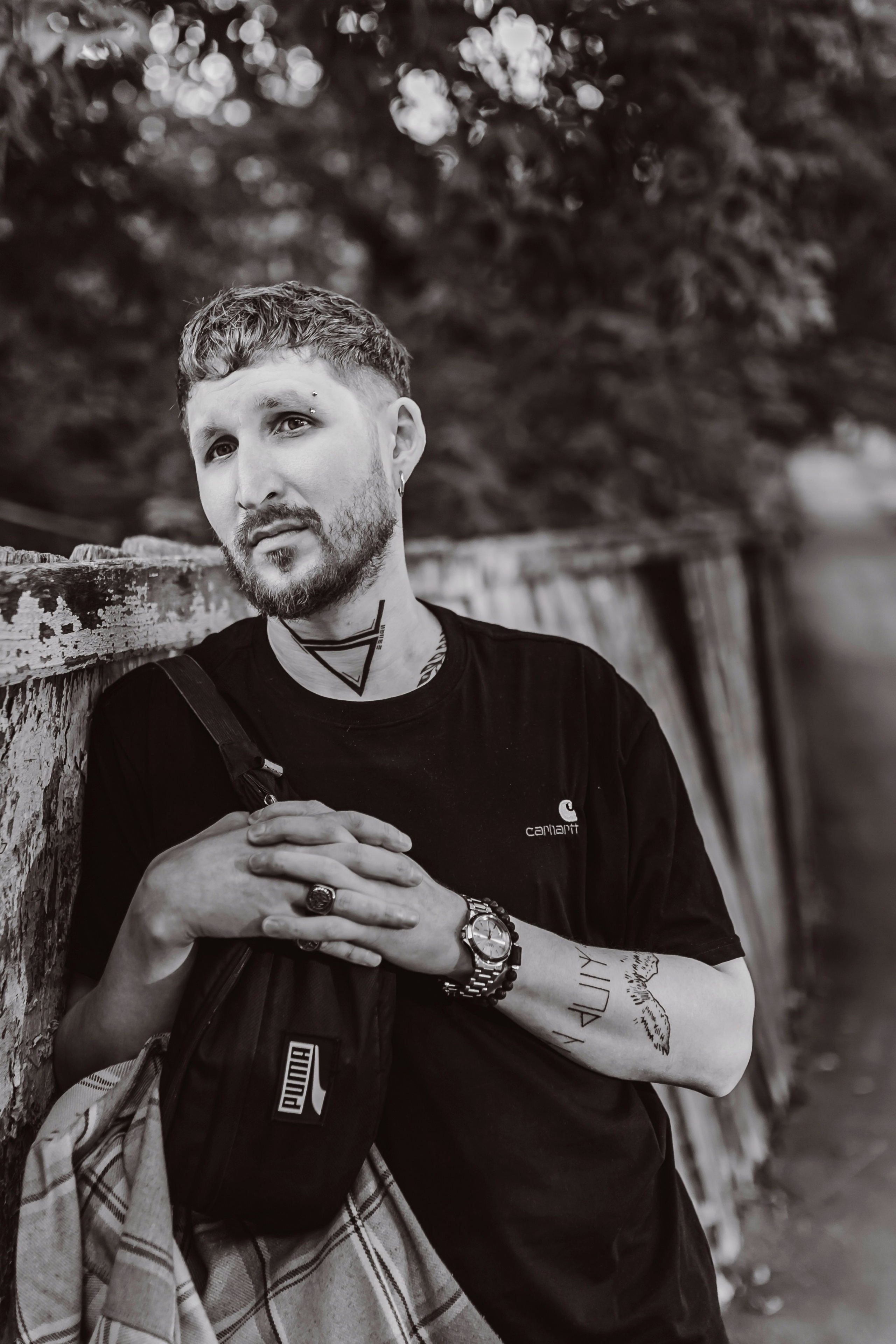 портрет мужчины в чб на фоне забора 