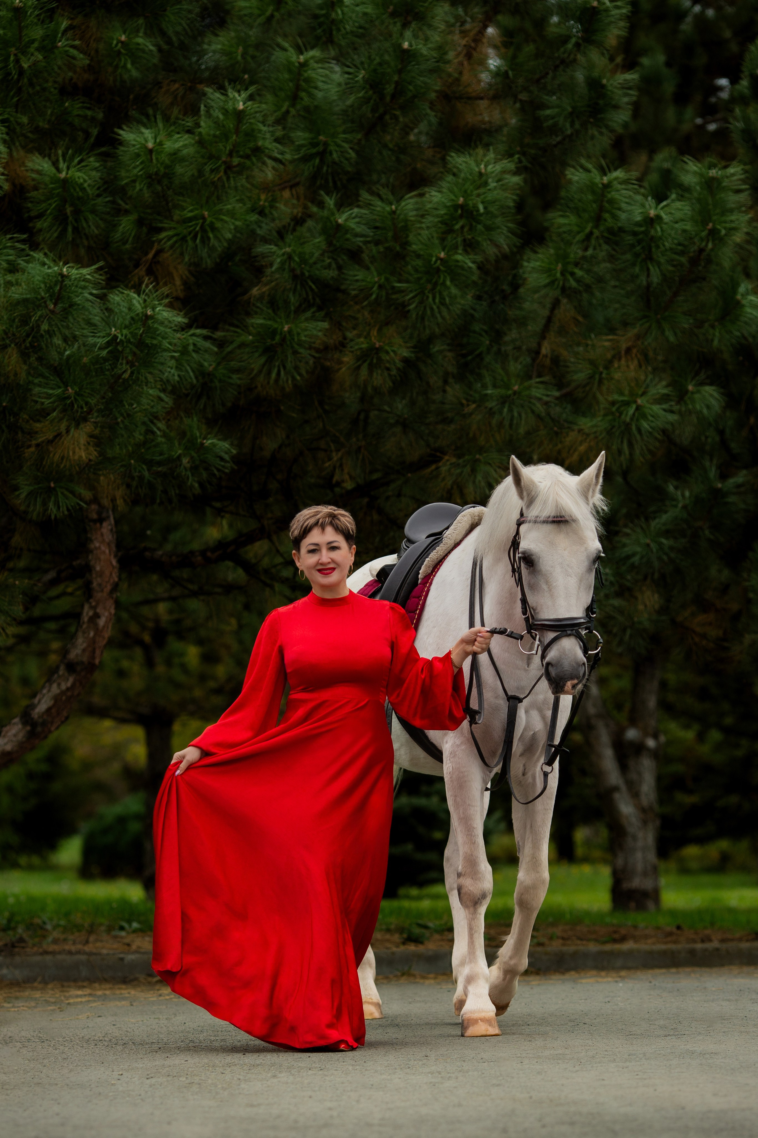 Осенняя фотосессия женщины у конюшни