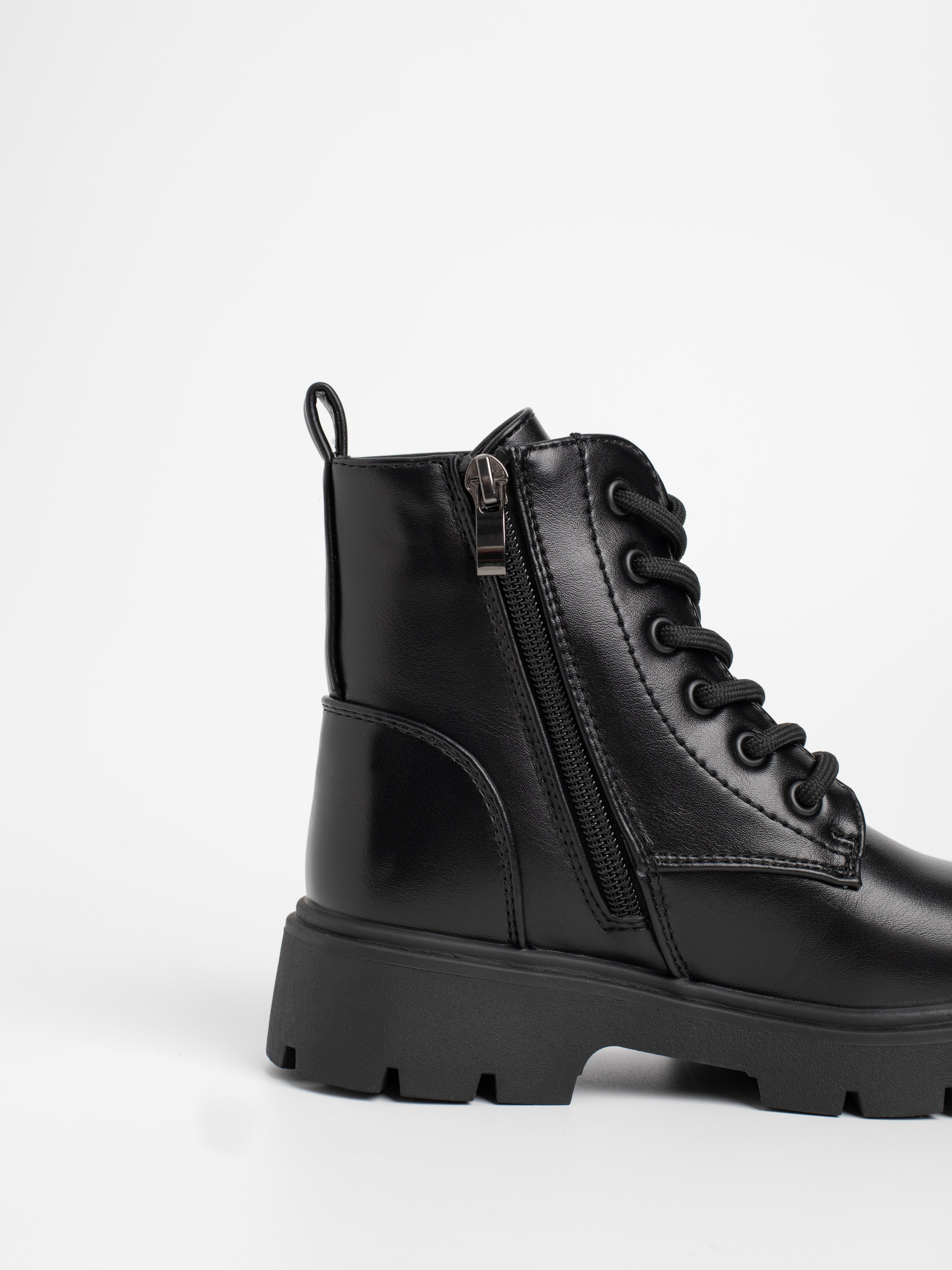 Ботинки для девочки. Фотостудия предметной и модельной съёмки для маркетплейсов