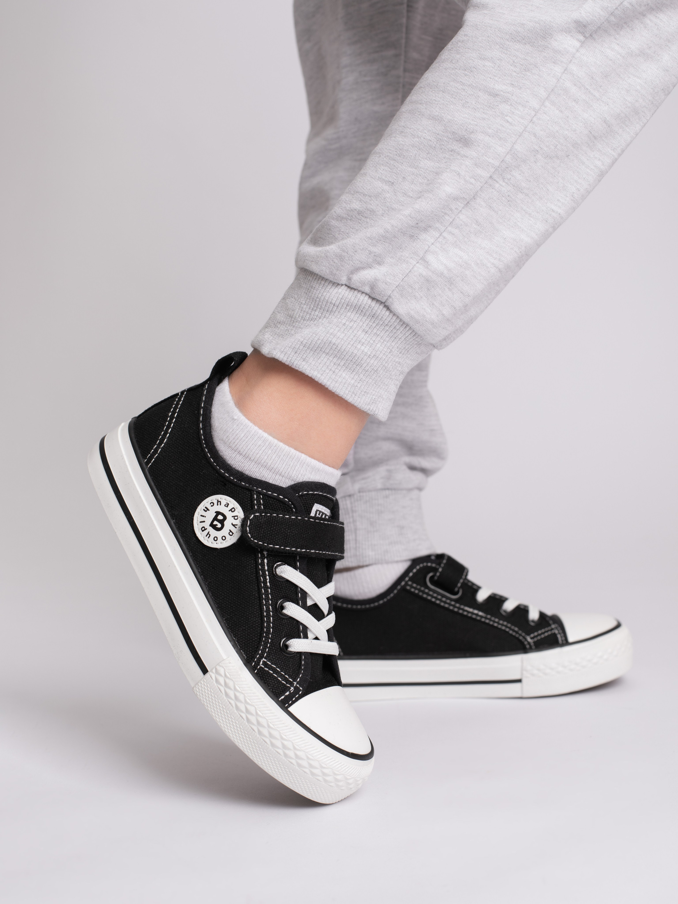 Детские кеды. Фотостудия предметной и модельной съёмки для маркетплейсов