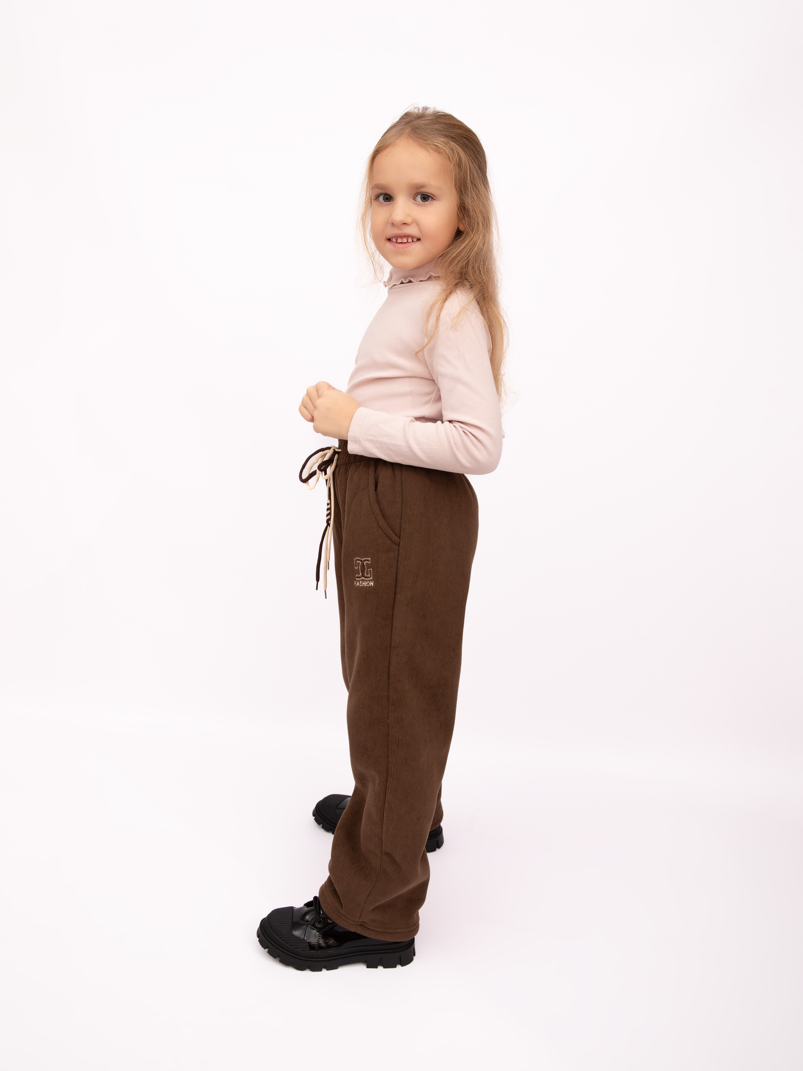 Детские брюки. Фотостудия предметной и модельной съёмки для маркетплейсов