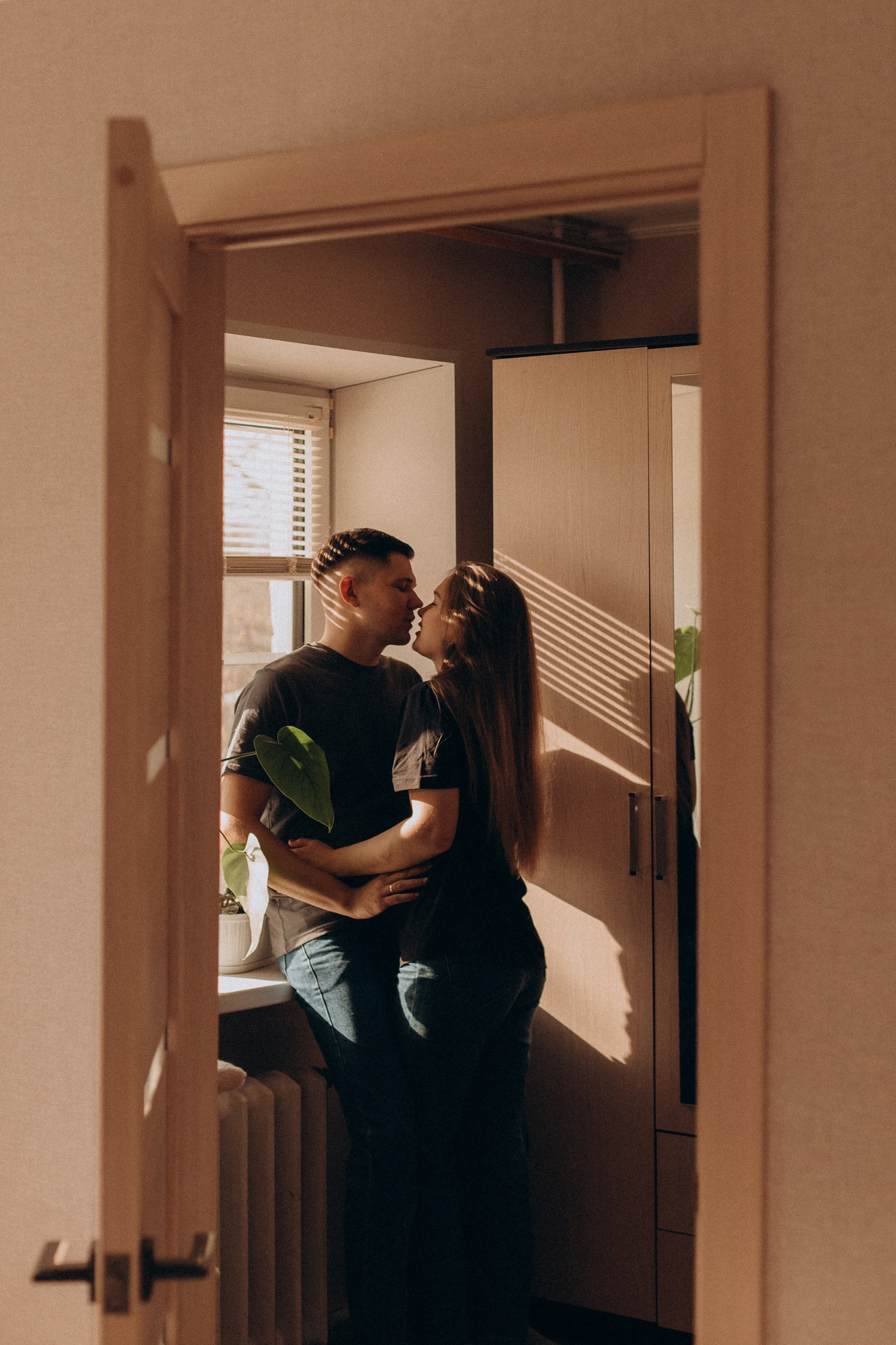 Солнце наполнило комнату светом, а вы — теплом. Свадебный фотограф Илья Бринк