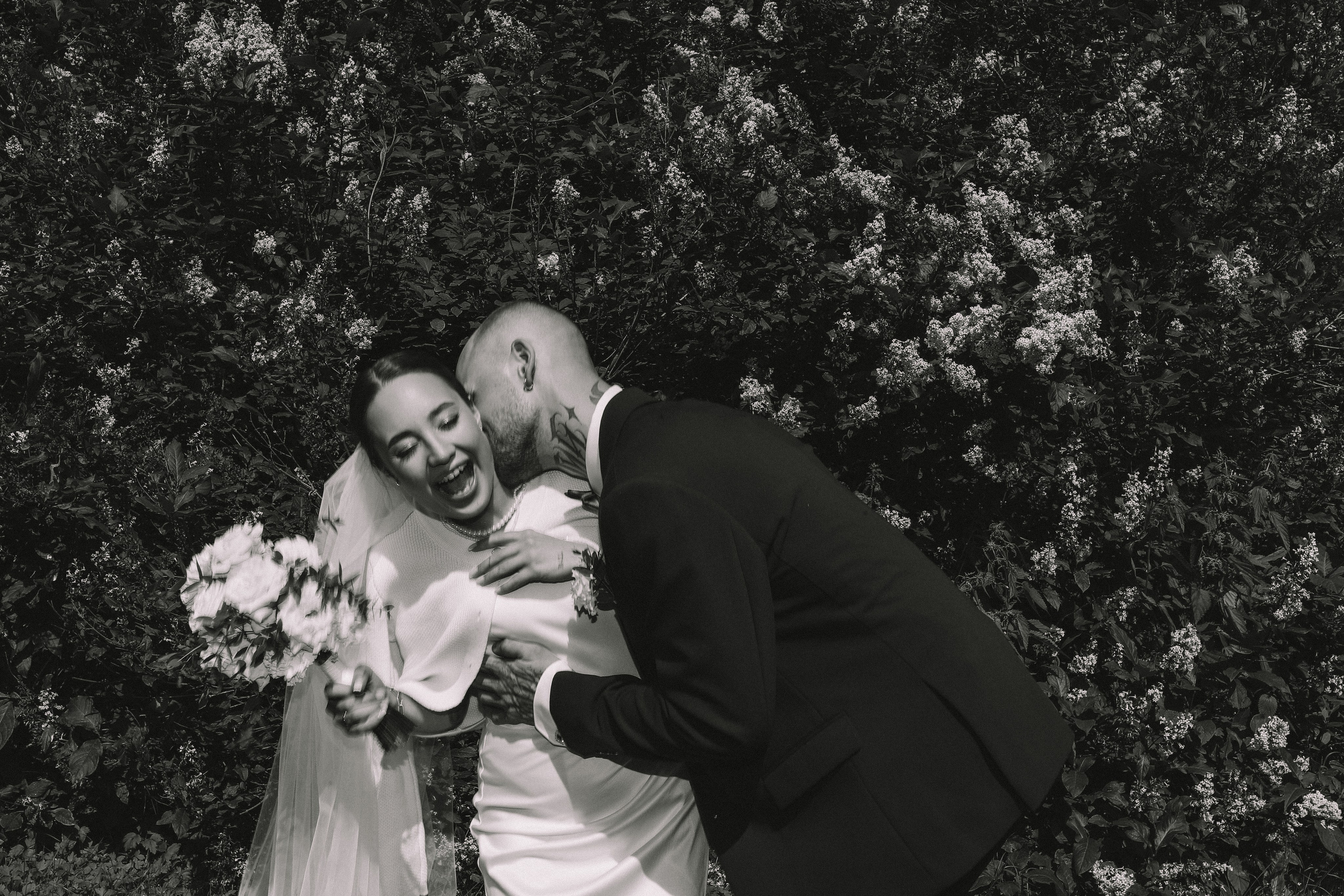 Жених и невеста целуются на улице, свадебный фотограф СПб