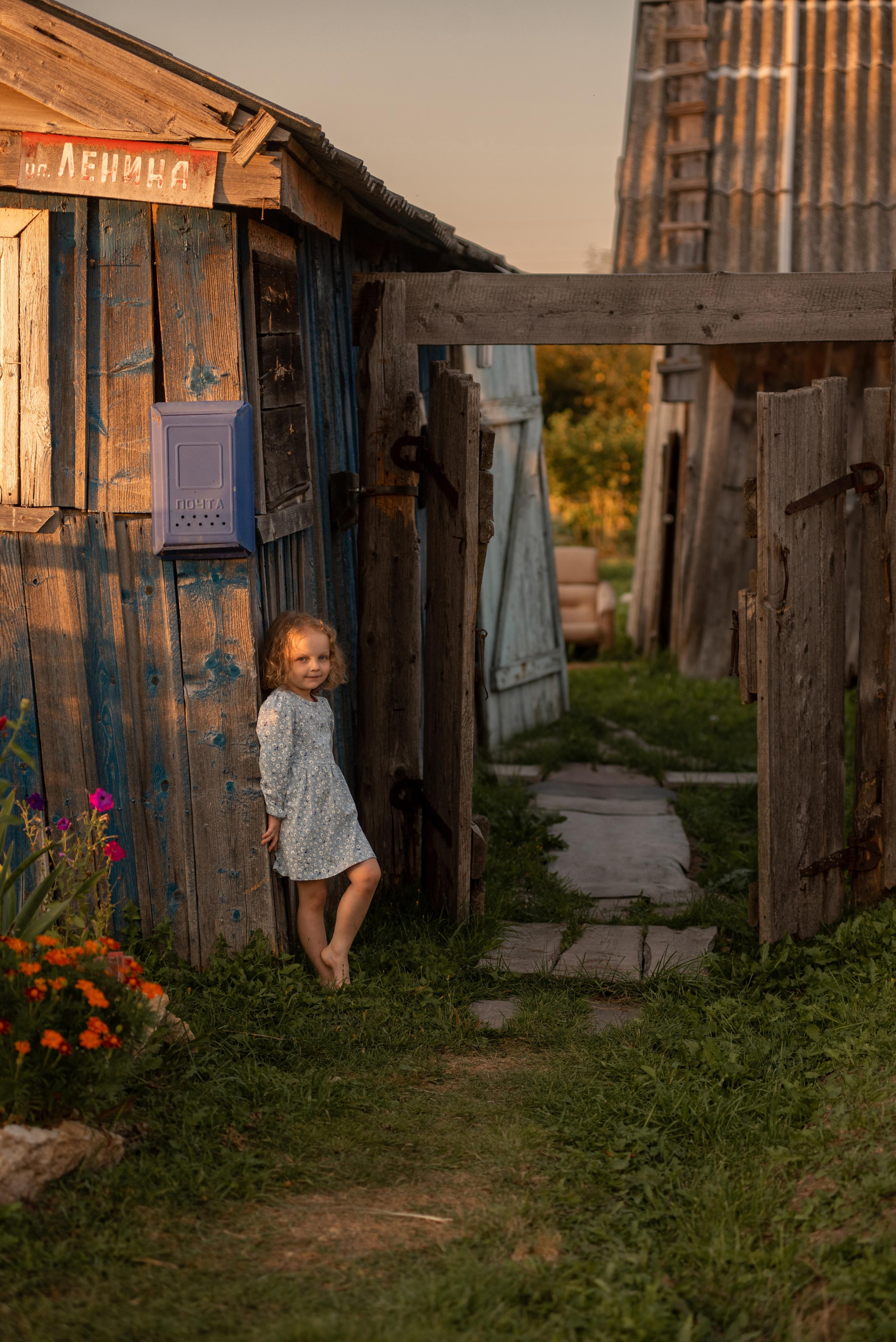 Детская съемка. Вика в деревне