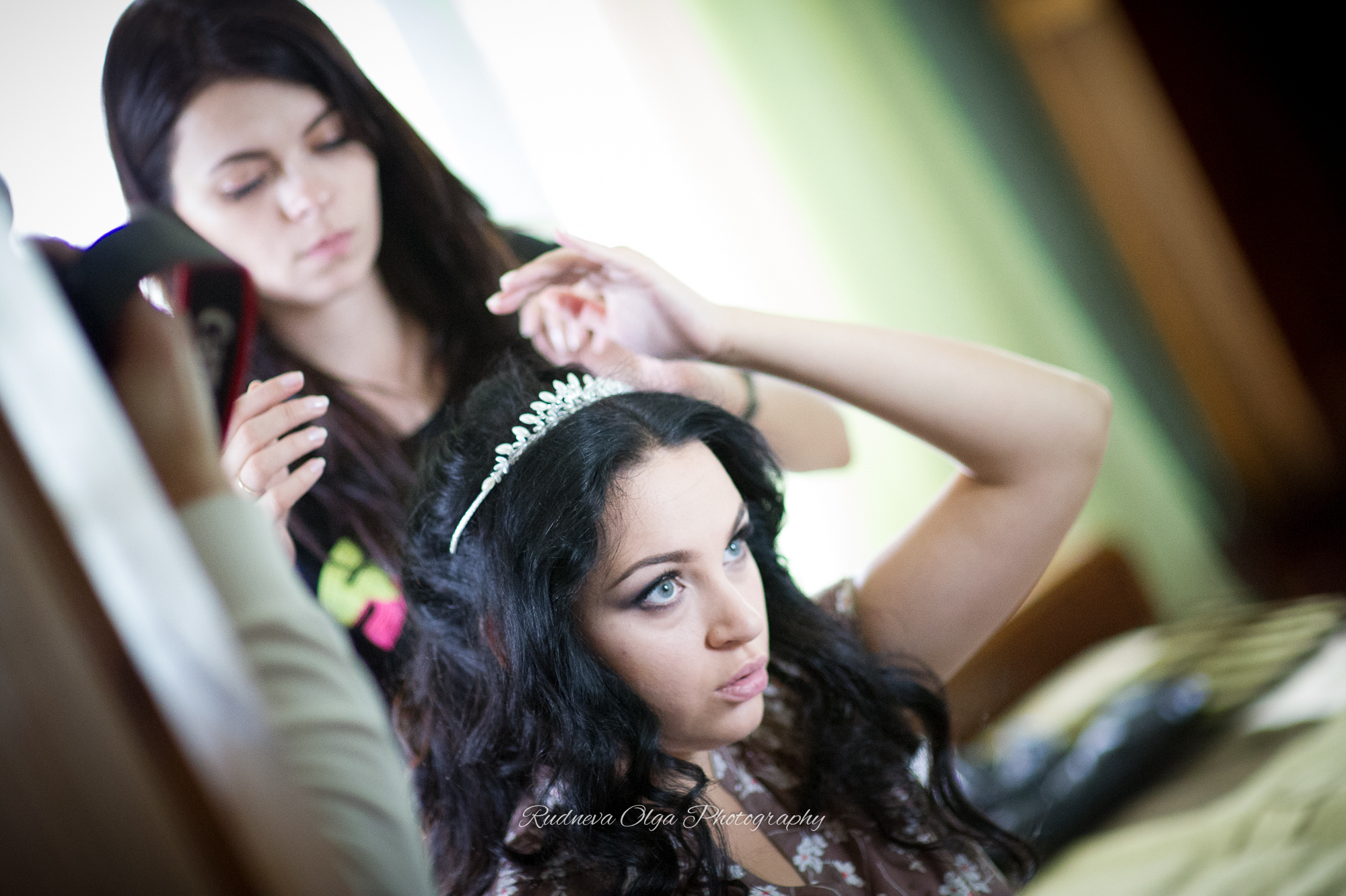 Невеста, подготовка, стилист укладывает прическу, портрет, репортаж, свадебная фотосессия