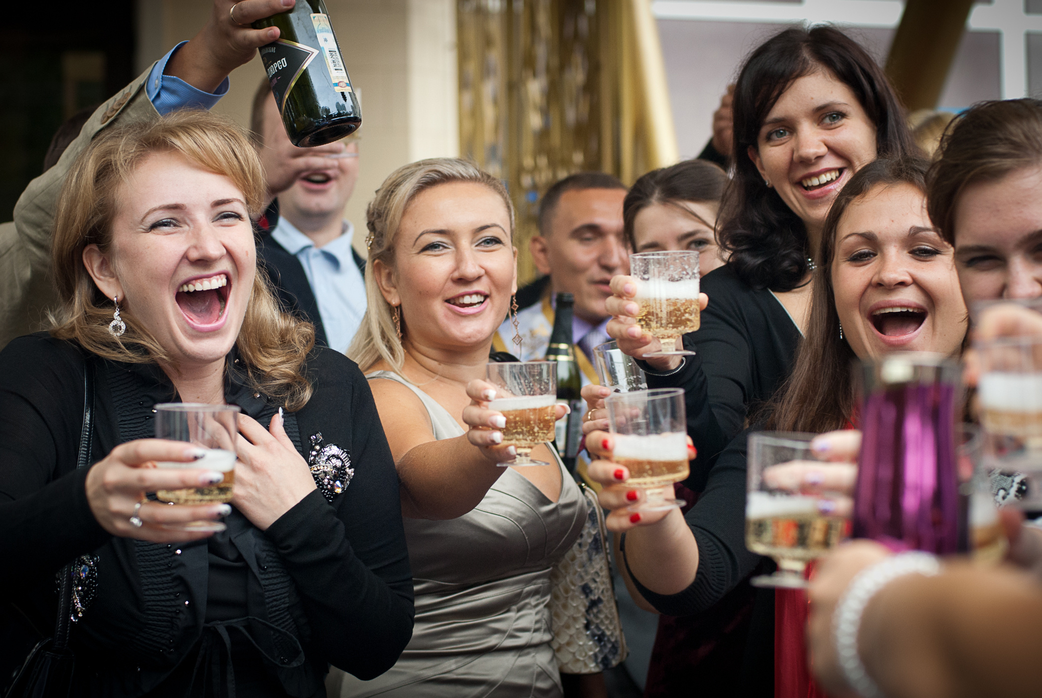 счастливые гости поздравляют с бракосочетанием женика и невесту