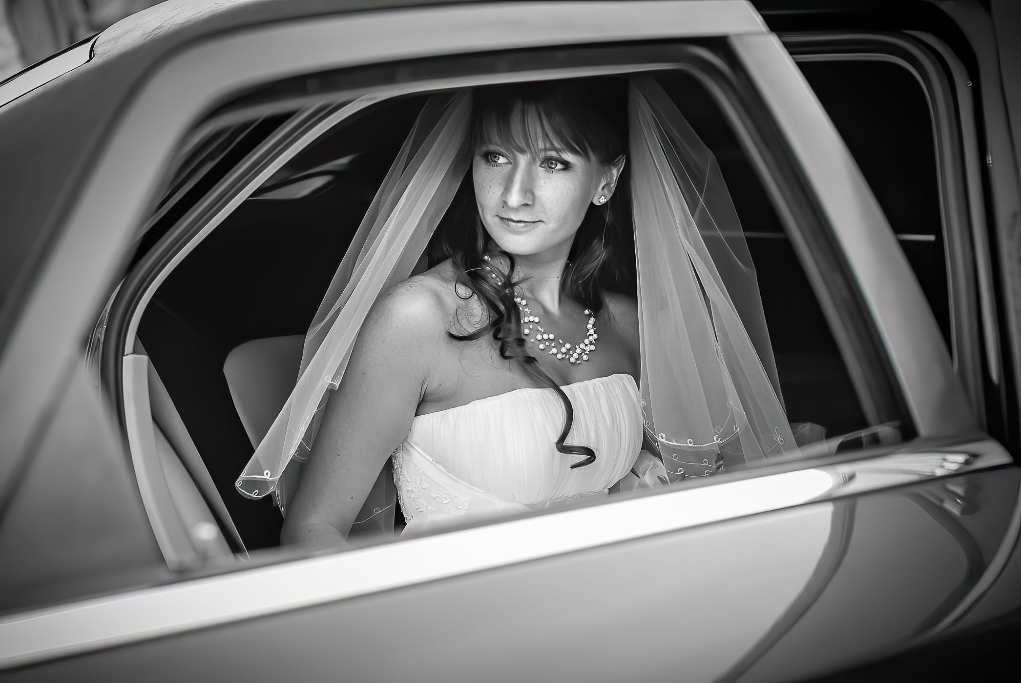 Невеста в машине смотрит влево, портрет, репортаж, свадебная фотосессия
