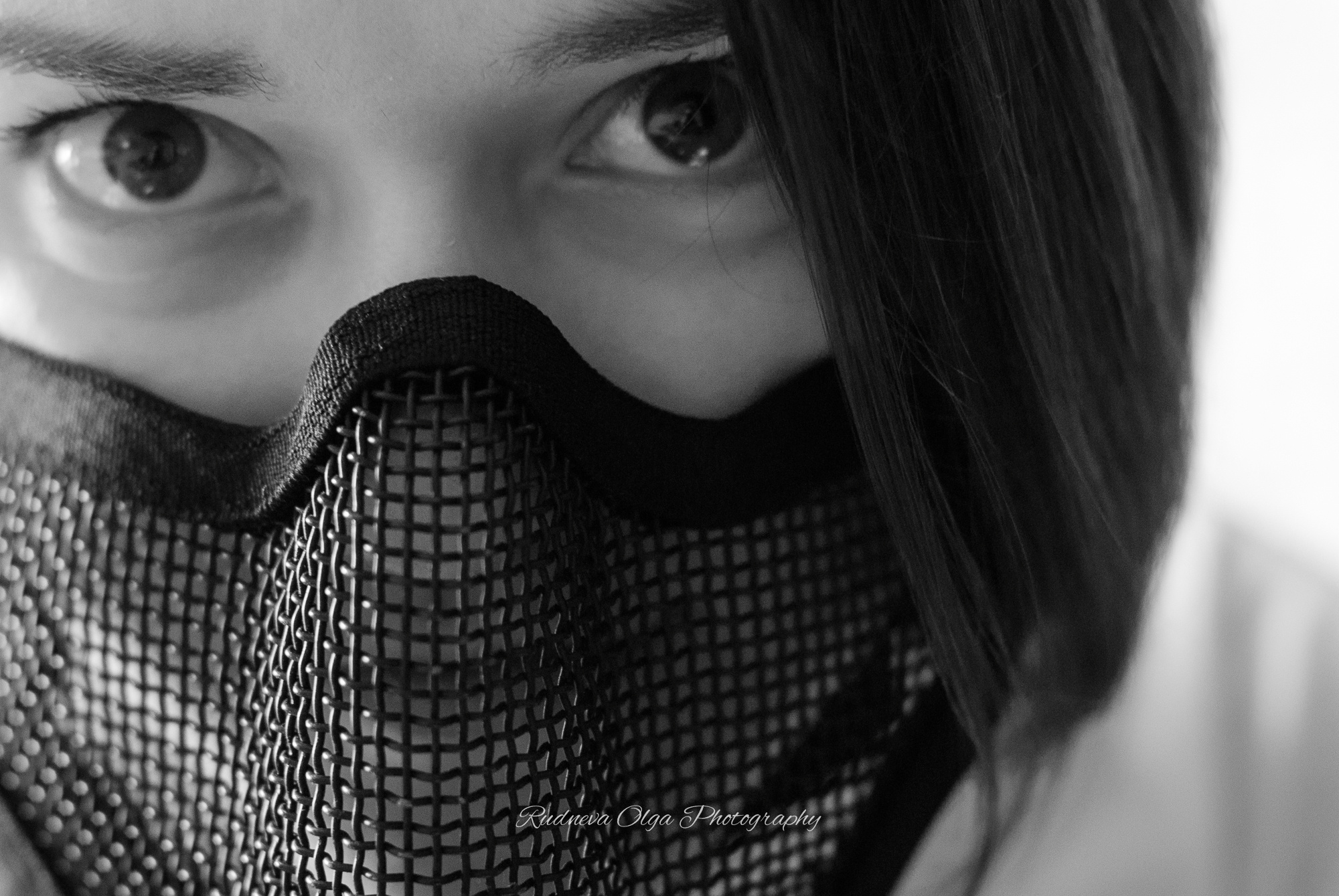 невеста в страйкбольной железной защитной маске, крупный план портрет