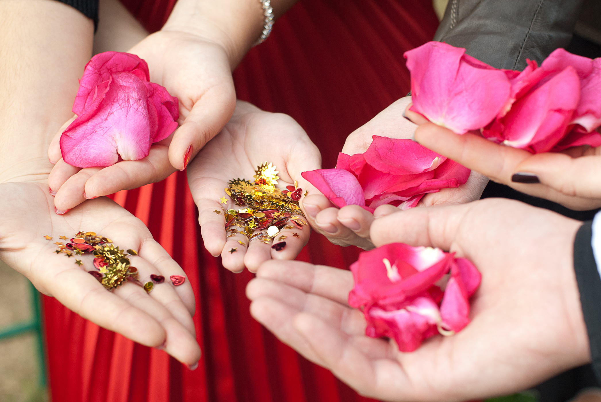 крупный план лепестков цветов в руках свадебное фото