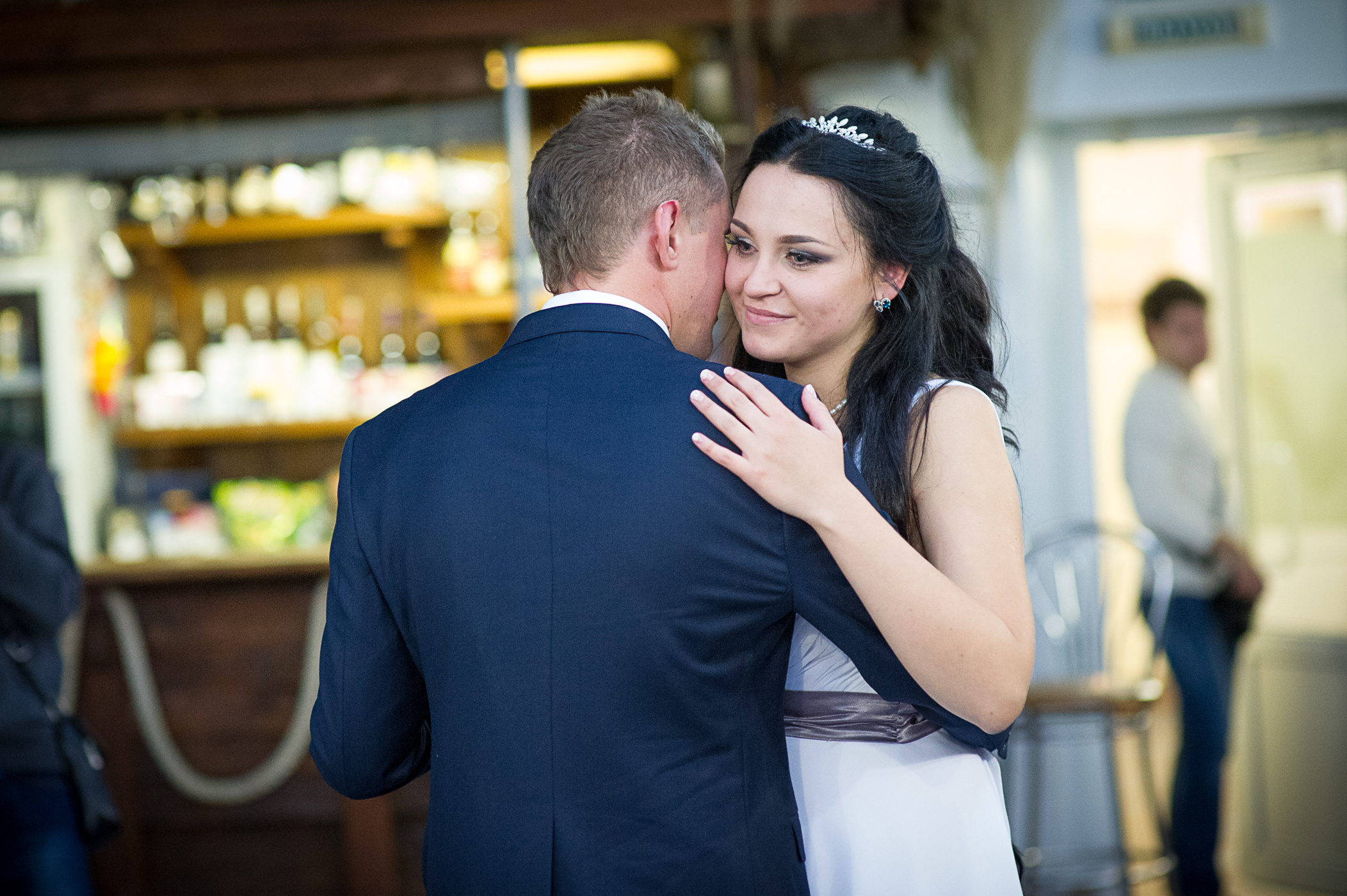 Свадебный танец жениха и невесты в ресторане