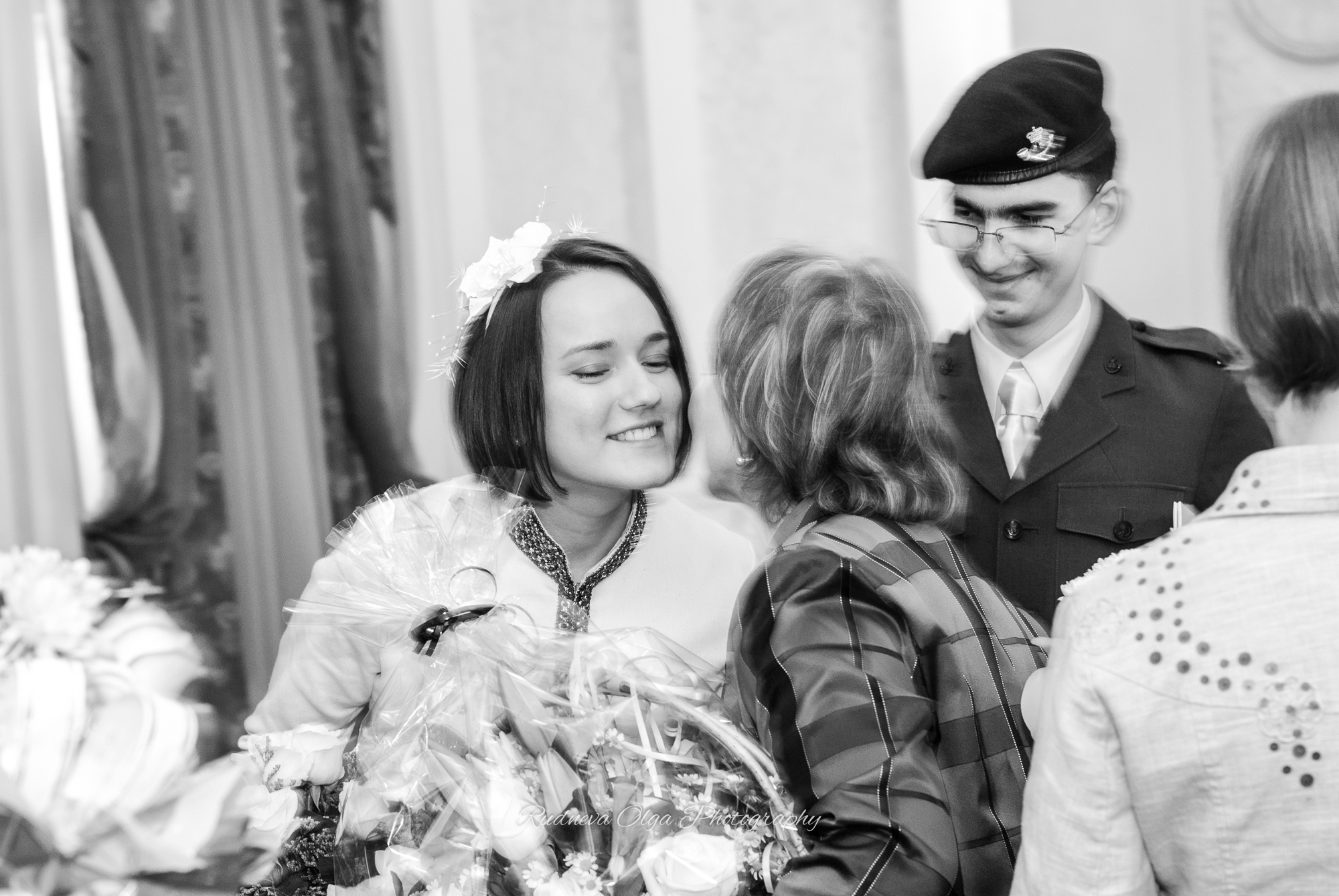 Невеста и жених в ЗАГСе принимают поздравление, фото с проводкой