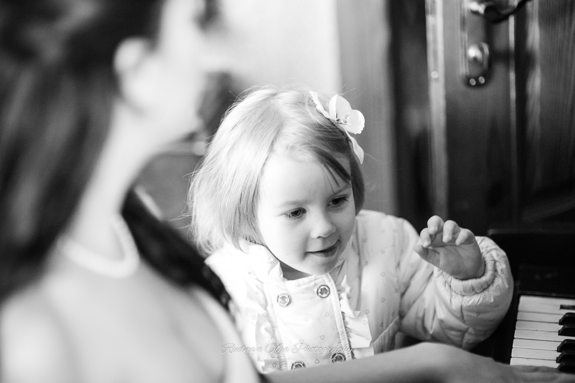 Дочь невесты рядом со своей мамой черно-белое фото,черно белое изображение