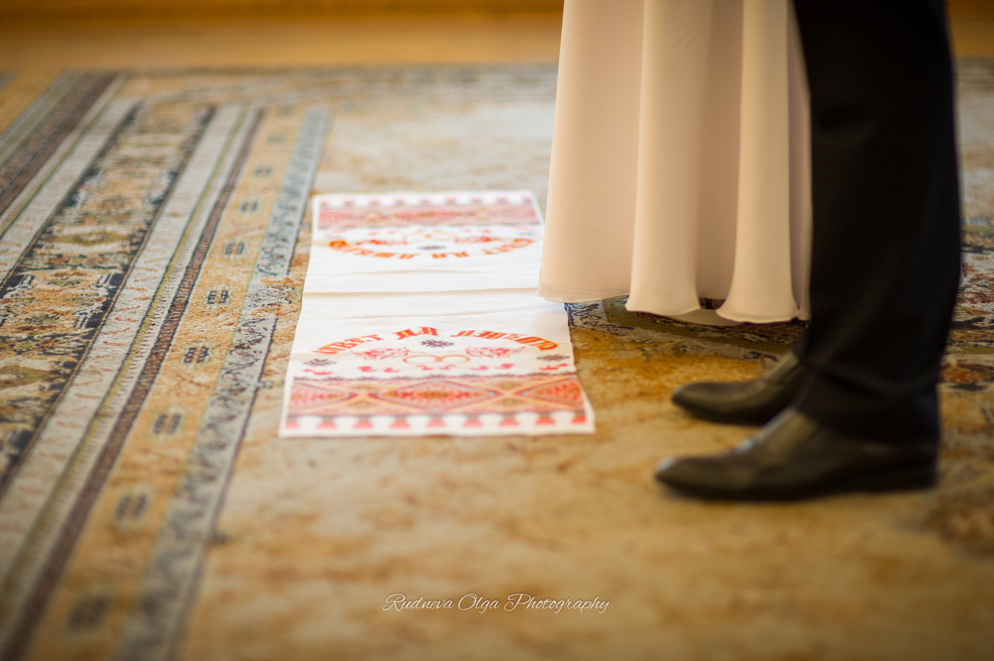 Белорусский рушник в ЗАГСе, туфли жениха и невесты