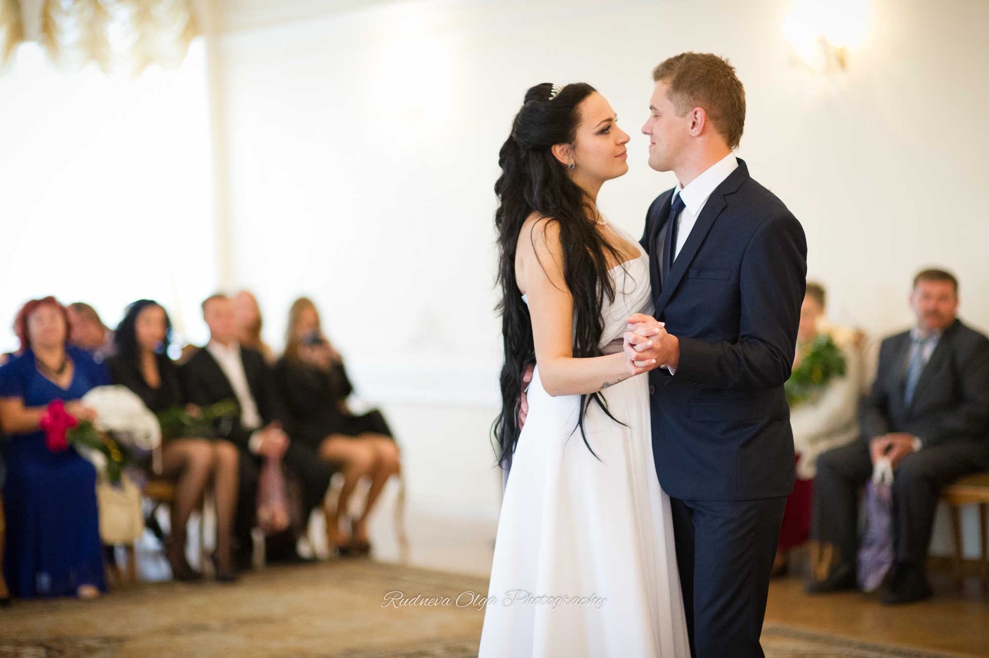 Жених и невеста танцуют первый свой танец в ЗАГС