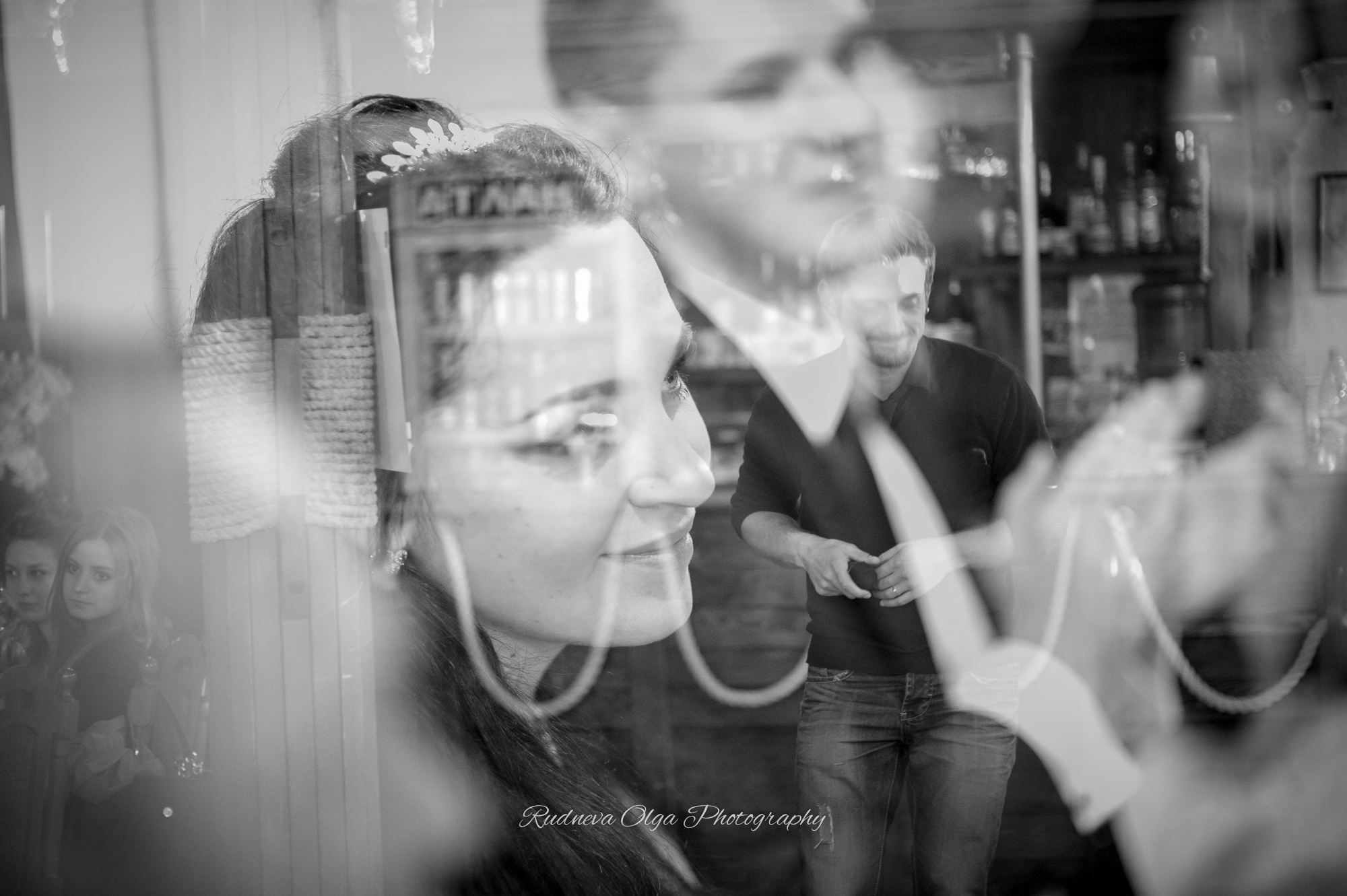 Жених, невеста, гости, мультиэкспозиция, черно-белый кадр