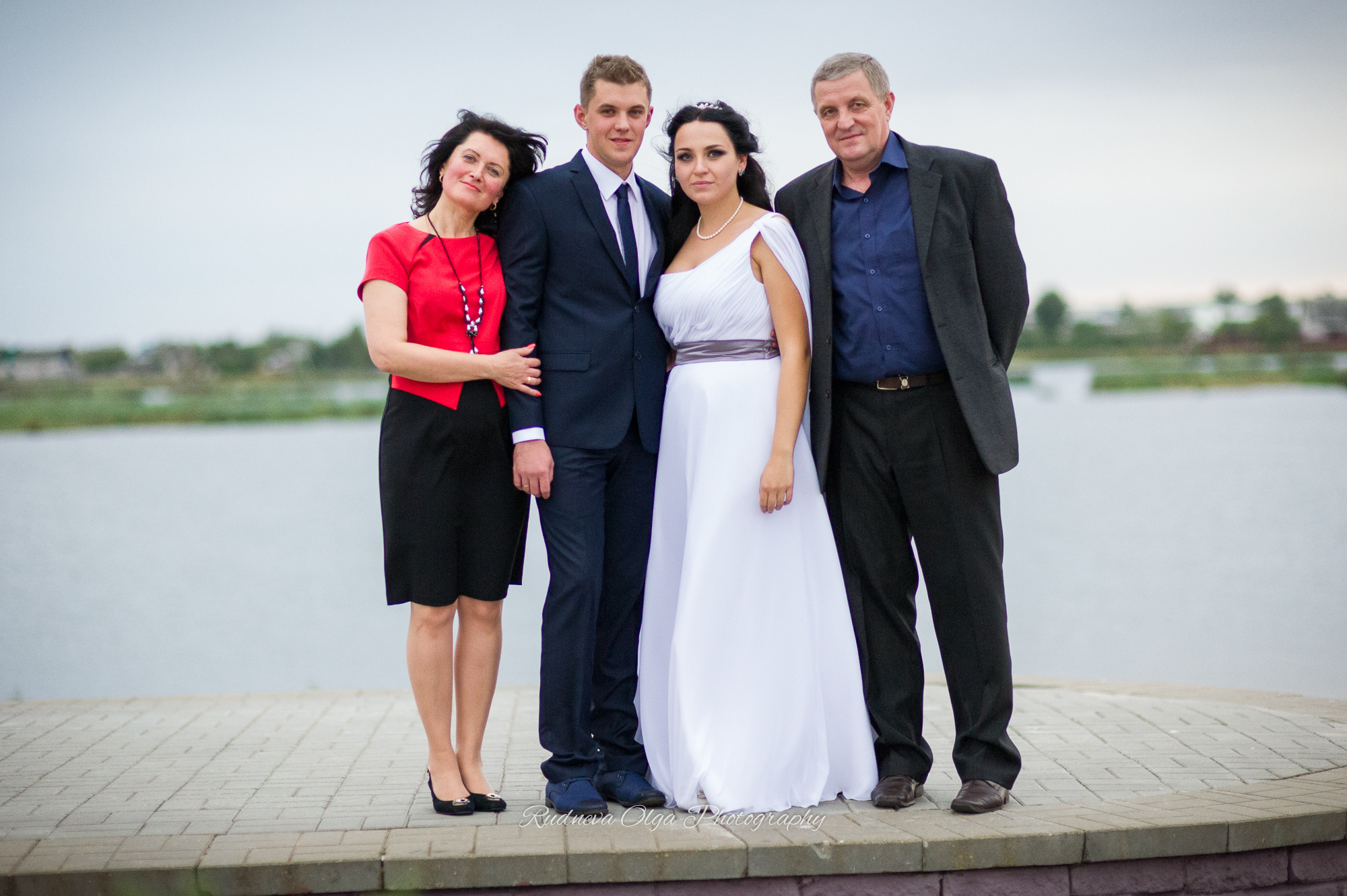 Жених, невеста и родители на фоне реки Дуная