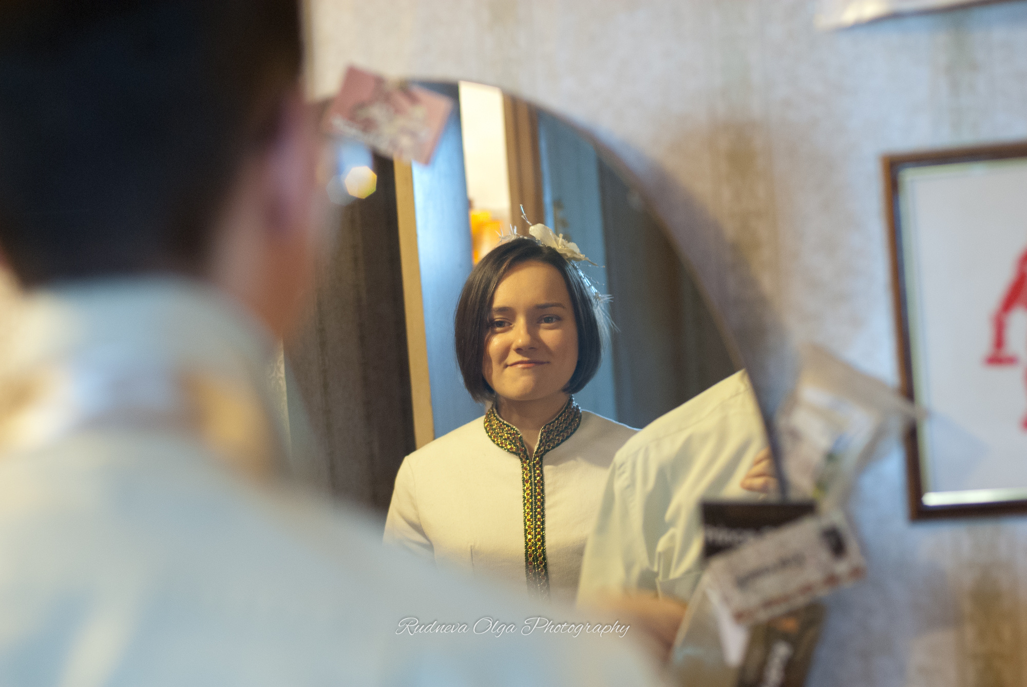 Невеста отражение в зеркале за плечом жениха