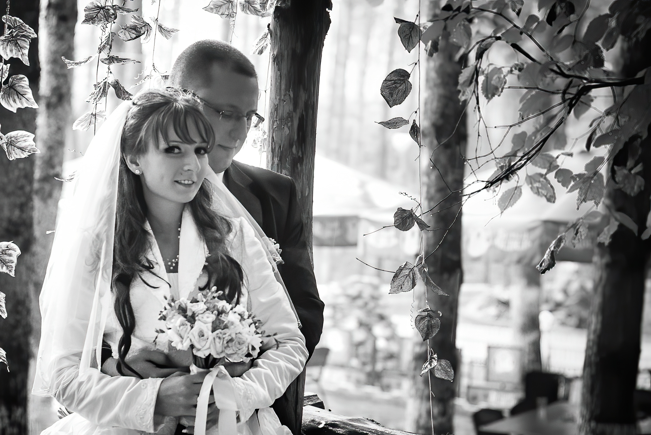 Счастливые молодые улыбаются черно белый портрет