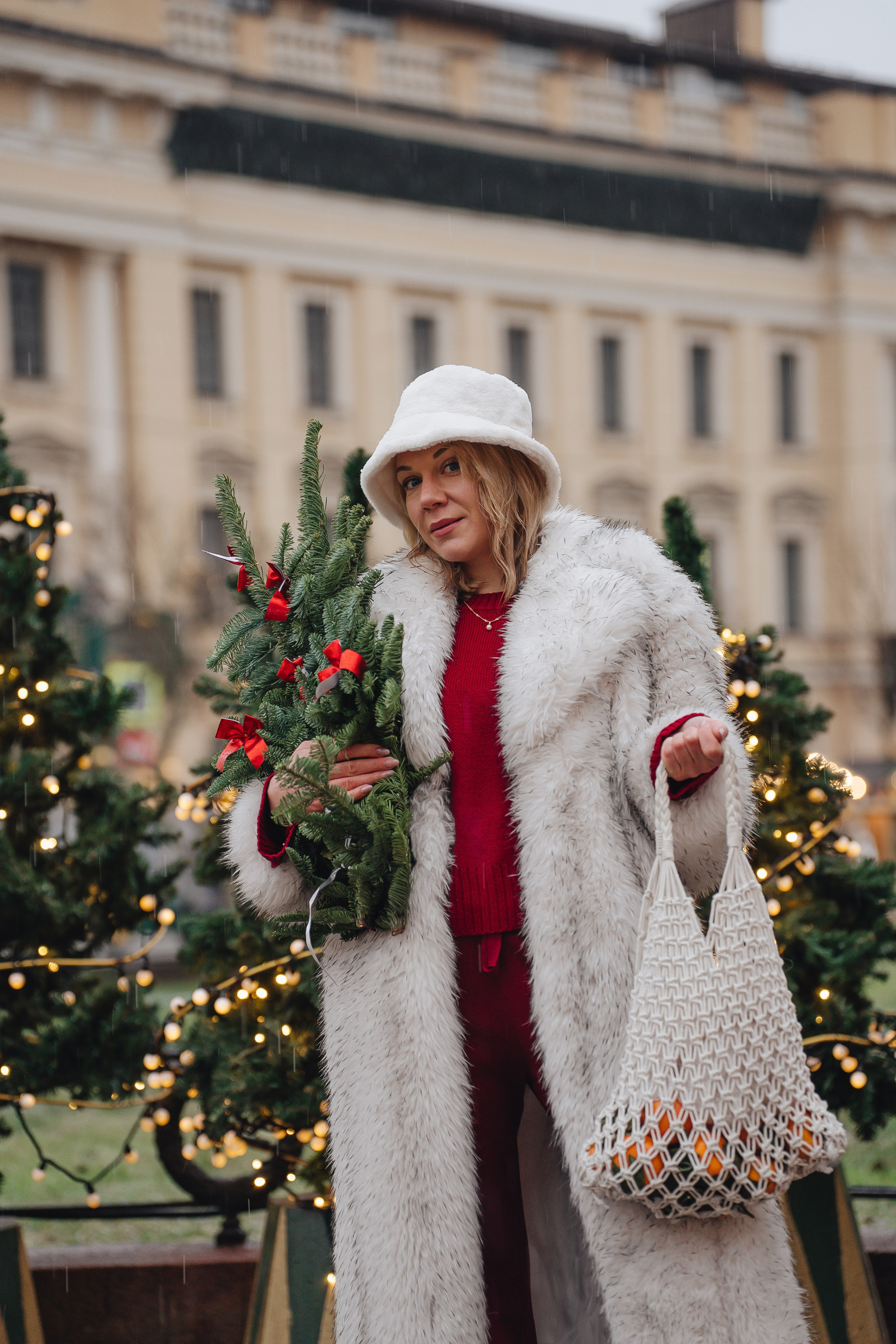 ПРОГУЛКА НА МАНЕЖНОЙ ПЛОЩАДИ ДЛЯ ДЕВУШКИ ПЕРЕД НОВЫМ ГОДОМ (НОВОГОДНЯЯ ФОТОСЕССИИЯ НА МАНЕЖНОЙ ПЛОЩАДИ). Профессиональный фотограф, Санкт-Петербург — Виктория Богомолова
